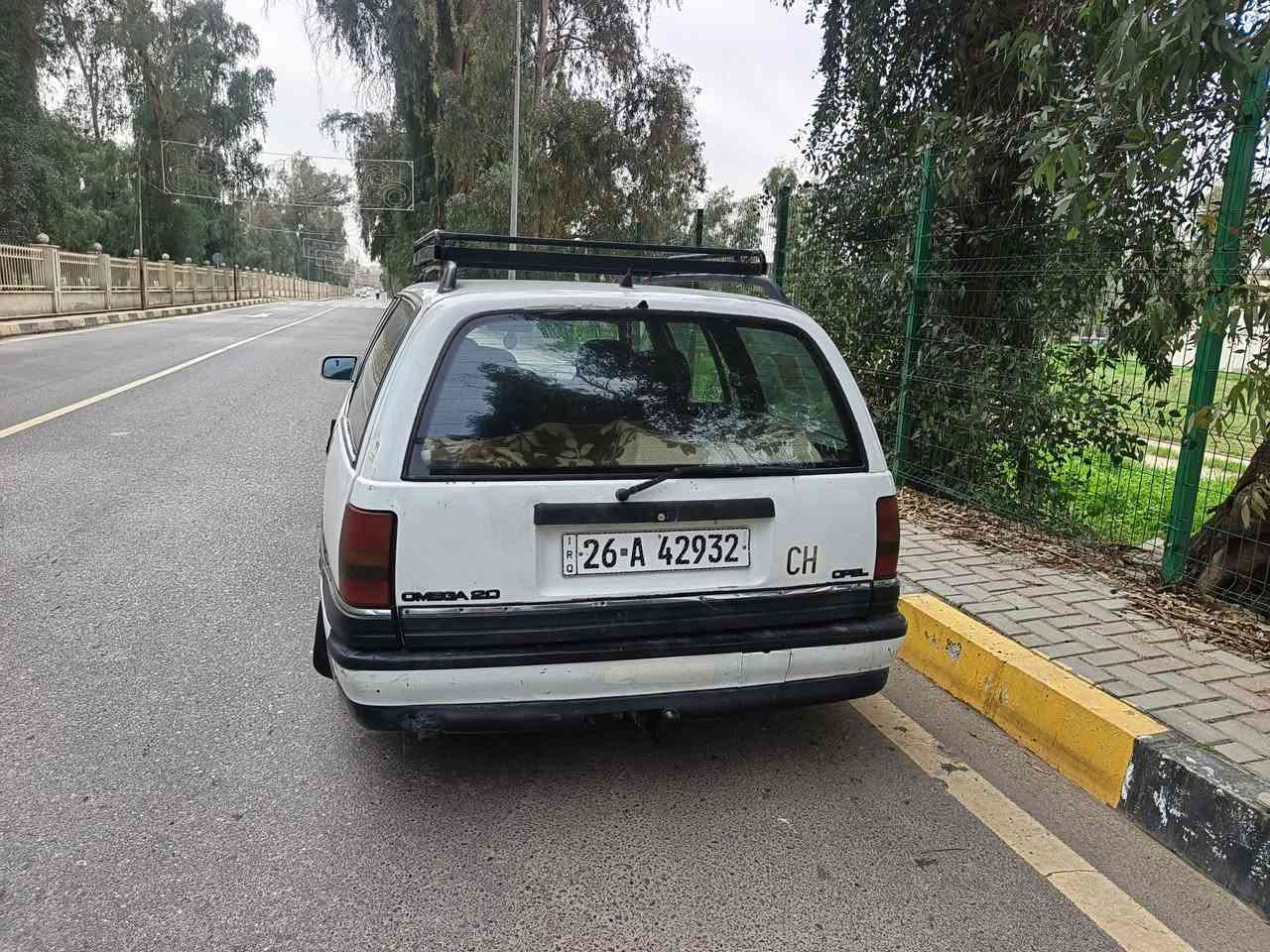 السلام عليكم 
اميكه حجم 20 كير عادي 
رقم صلاح الدين مشروع وطني 
موديل 93 
الشرعي بالموصل باليمن وشرط التحويل 
سنويه الى29
كوبون بانزين بيها الكتروني 
فتحت سقف 
جامات الامامي كهرب 
محرك وكير خير من الله 
مكان السيارة بالموصل 
للاتصال على هذا الرقم(***********)
