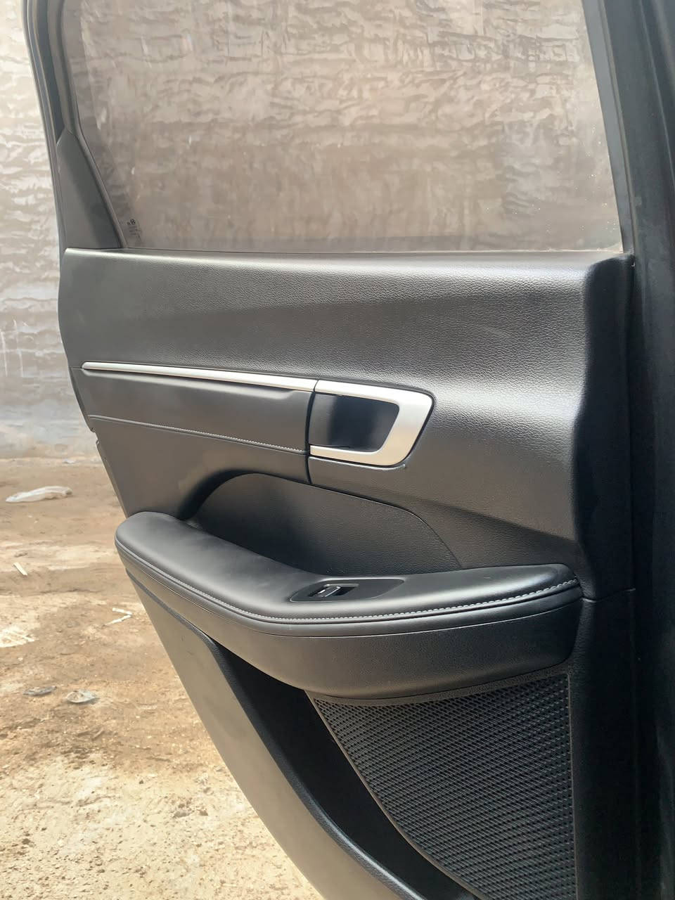 🚗 للبيع | 2023 HYUNDAI SONATA HYBRID LIMITED – وارد كوري
هايبرد اقتصادي • ماشية قليلة جداً •  
الحادث:بس دعاميه 
السعر:  145 ورقه 
✅ السيارة هايبرد 
🔍 تفاصيل السيارة:
• الموديل: 2023 
• الفئة: Hybrid Limited
• العداد :48 الف كيلو 
• الوقود: هايبرد (بنزين + كهرباء)
• المحرك: 2.0L I4 Hybrid
• الصرفية: 44 – 51 MPG
• الدفع: أمامي (FWD)
• القير: أوتوماتيك 6 سرعات
• اللون الخارجي: فيلي 
• اللون الداخل:اسود جلد 
• الحالة: نظيفة جداً
✨ مواصفات الراحة:
• رادار (Adaptive Cruise Control)
• تشغيل ودخول بدون مفتاح
• تشغيل عن بُعد
• نظام ملاحة
• مقاعد جلد
• مقاعد أمامية مسخنة
• مقاعد أمامية مبردة
• ستيرنغ مسخن
• ذاكرة مقعد
🎶 الترفيه والتقنية:
• Apple CarPlay
• Bluetooth
• نظام صوتي فاخر
• راديو أقمار صناعية
• USB
🛡️ أنظمة الأمان:
• فرامل طوارئ أوتوماتيكية
• مراقبة النقطة العمياء
• كاميرا خلفية
• تحذير مغادرة المسار
• تنبيه حركة المرور الخلفية
• تنبيه المرور الأمامي
• قراءة إشارات المرور
• قيادة شبه ذاتية
• مراقبة السائق
• مساعد الركن
• نظام الثبات الإلكتروني
• مصابيح LED
• إضاءة أوتوماتيك (Auto High Beam)
• ماسحات مطر أوتوماتيك
📲 للحجز والستفسار :***********
