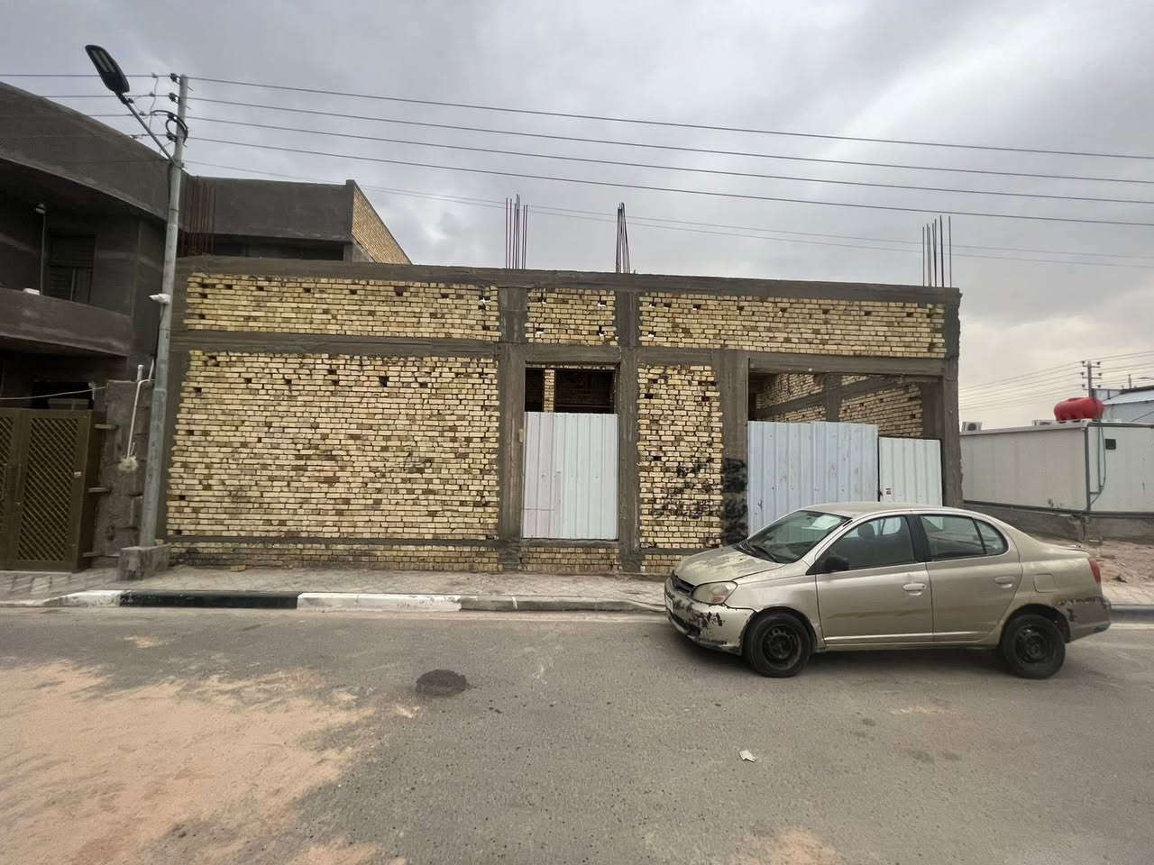 هيكل للبيع مساحه 250 الاكوات  قريب الجسر النرجس   التواصل ع الأرقآم 
+964 770 677 7782.
