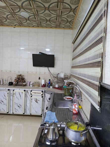 للبيع دار طابو زراعي صرف المساحه 180 طابقين غرف نوم عدد 4 هول فوك وجوه نفس الشي استقبال ومطبخ  ورديه يبعد عن الشارعالعام50متر خارج مقابيل العلوه المخضر الصوب الصغير السعر خاص ابو مصطفى للعقار ***********
