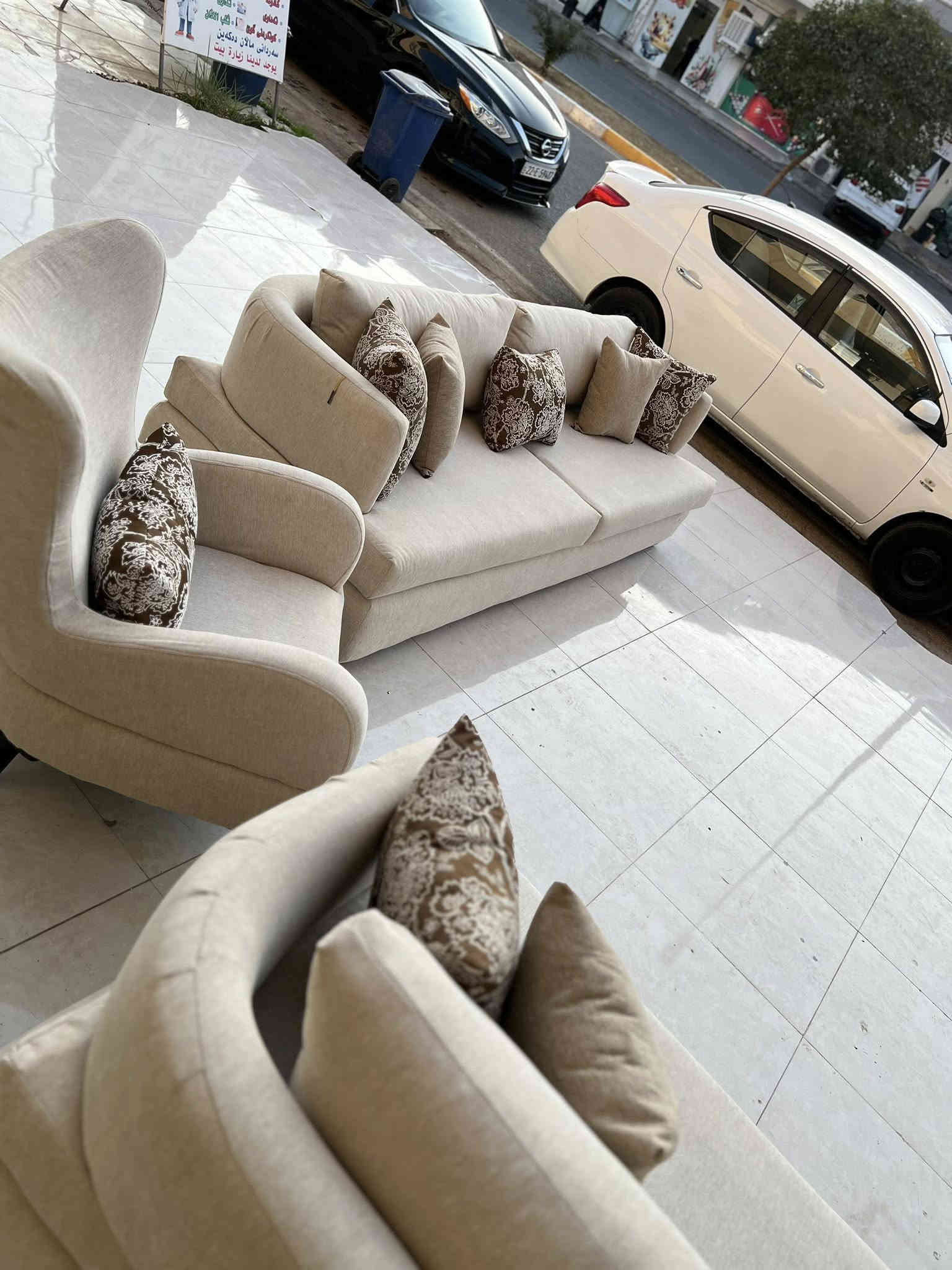 Newتخم تركي مودرن 9 نفرات  🇹🇷
ماركة ( istikbal استقبال ) 
الجلوس  مريح وسوفت 
القياس القنفه الكبيره 240 في 90 
السعر  575$ 
للاستفسار واتساب ***********
عنوان مجمع شارى ئاندازيان مقابيل فلوريا ستي 
يوجود توصيل جميع محافضات العراق 🚚
