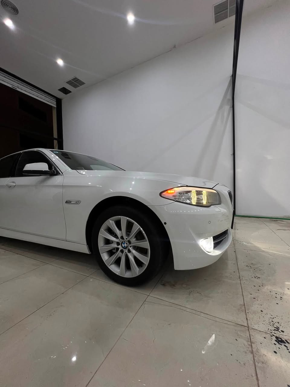 ‏اللهم صل على محمد وآل محمد
‏السلام عليكم
*********** 
البيع.        ‏BMW.            
F10   - 2011 -     528
‏مكينة    52 N￼. المرغوب بدون تيربو تنفس طبيعي
‏السيارة فول مواصفات 
‏كاميرات 360 درجة 
‏داخل قر ميدي
‏ماشية 178 
‏أبواب شفط 
‏وباقي المواصفات معروفة 
مكان السياره البصره 
السعر 198
