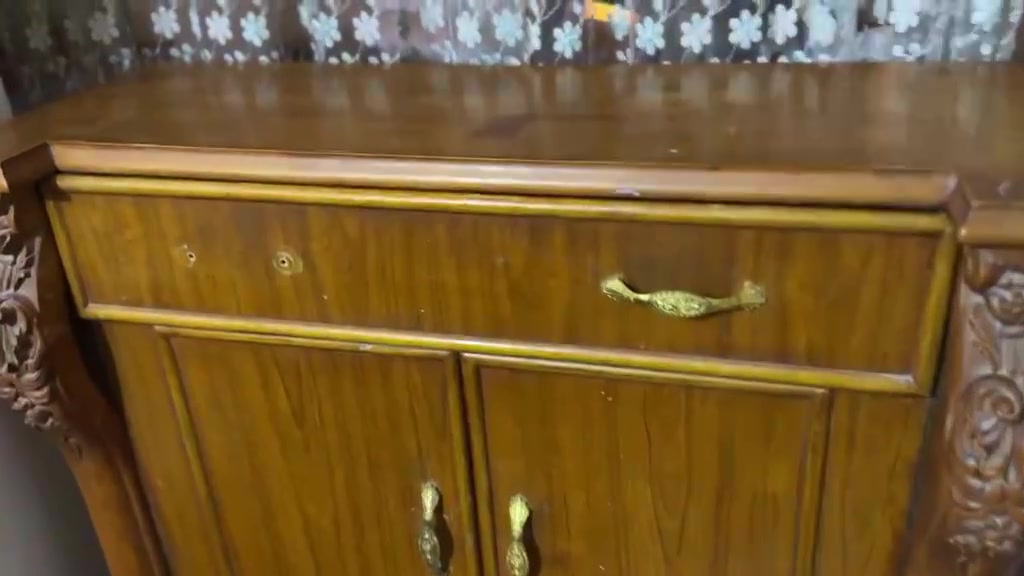 غرفة نوم صاج تكمة بمليون و٨٠٠ وبيها مجال البلديات. توصا


**إذا كنت صاحب هذا الإعلان وتريد حذفه لأي سبب، رجاءا أرسل رسالة إلى الدعم الفني**
