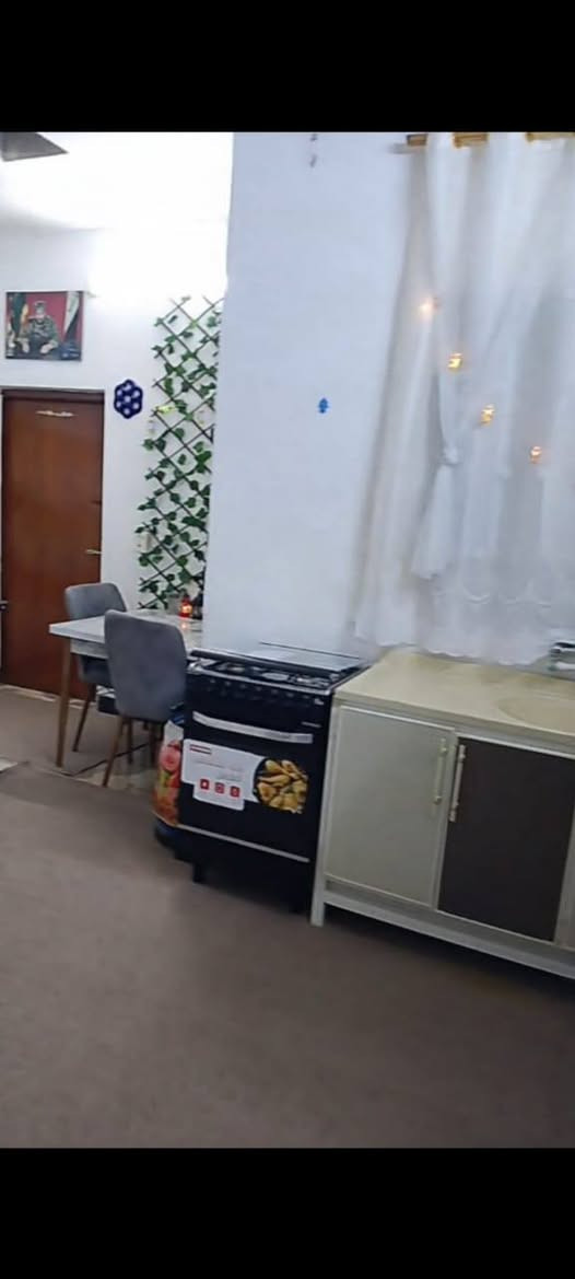 السلام عليكم نصف قطعه البيع 75 متر طابقين الطابق الاول استقبال ومطبخ وصحيات ووغرفه كبيره الطابق الثاني غرفتين ومطبخ العنوان بغداد الشعله ام نجم قرب شارع محمد الصافي طابو صرف 
السعر خاص 
***********
