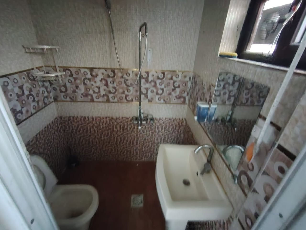 شقة للايجار في منطقة اليرموك 4 شوارع مقابل معهد الكندي

تحتوي على غرفة نوم و صالة من ضمنها المطبخ و حمامات 

***********

*********** واتساب
