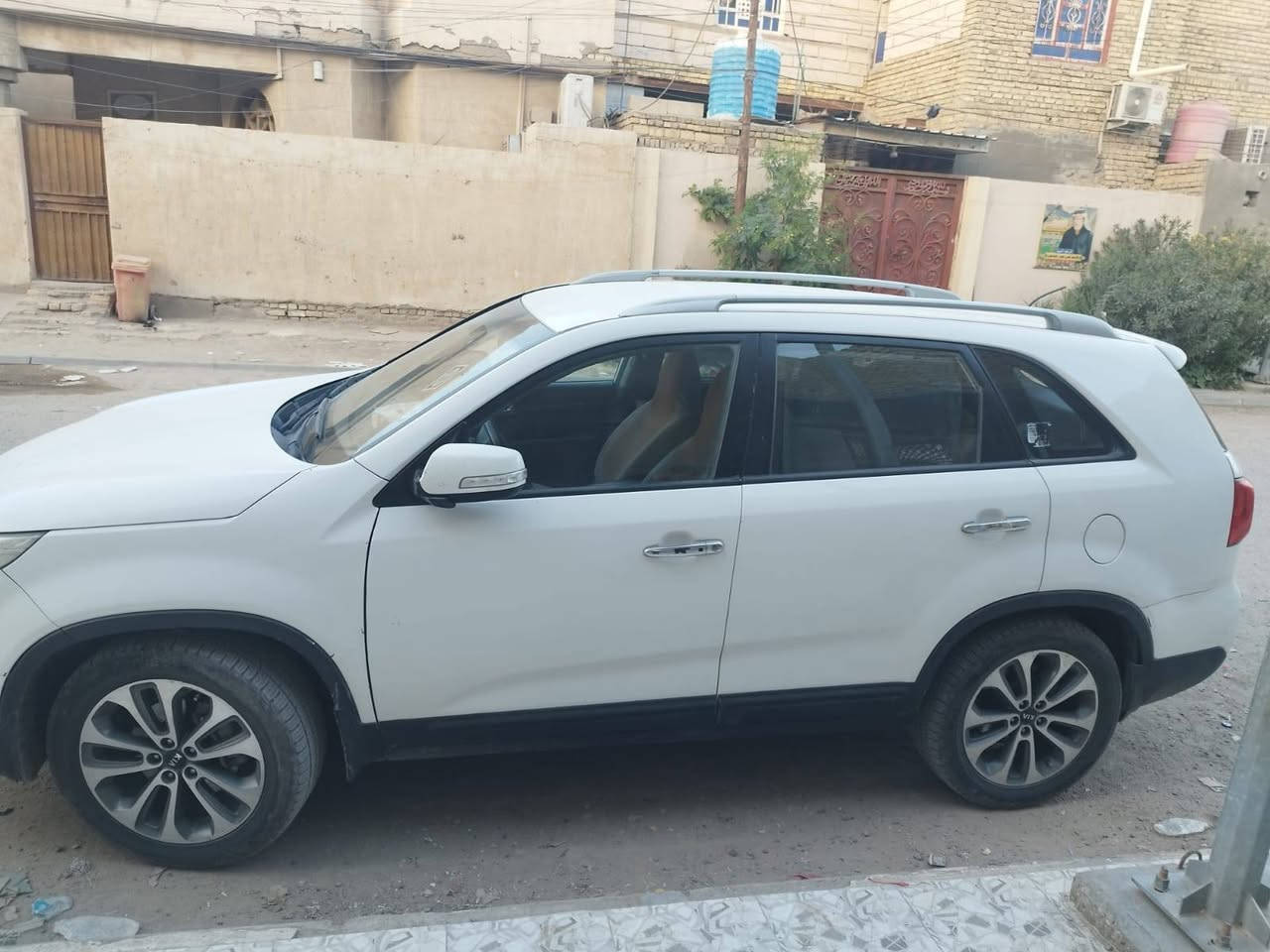 للبيع كيا سورنتو موديل 2015 خليجي
مواصفات فول ماعدا البانورما
تحكم ستيرن
مرايا شفط
تبريد ٣ قطع
كشنات كهربائية وتدفئة وتبريد
رادارات امامي وخلفي
كامرة خلفية
نغمة ترحيب 
7 راكب
محرك ٦ سلندر حجم ٣٥٠٠
فور ويل
كشافات امامية
ومواصفات اخرى
باتري حديد
راديتر حديدة
منظومة تبريد جديدة كاملة واصلية
تخم تاير حديد
سيارة ناعمة وخير من الله وين تسافر بيه مأمن 
السعر المطلوب 180 ورقة وبيه محال للطيبين
الاتصال والمراسله على الرقم ***********
مكان الناصرية
