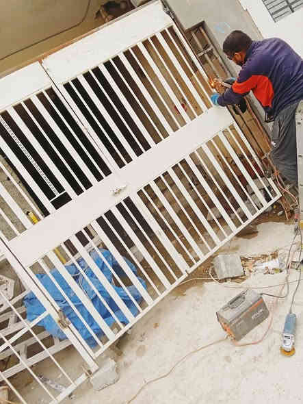 حداده متنقله داخل كركوك اتصل ونجيك للباب خلال دقائق إن شاء الله *********** شعندك ج  لحيم كص تفصال قمريه سقيفه باب محجل درج الواح طاقه شمسية كل ما يخص الحداده اتصل وهذا جزء من عملنه والحمدلله للستفار خاص أو اتصل ع واتساب *********** وحياكم الله
