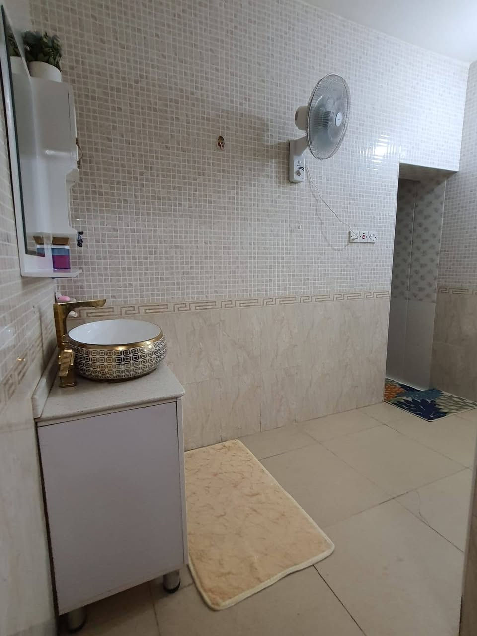 بيت بأم الخيل الاولى خلف فندق برج الامراء مساحة 225 الواجهية 7 ونص والنزال 25 وياه مشتمل مشترك بنفس الطابوا صح واجهيه قليله بس من تدخل البيت مساحته كبيرة يتكون من 
غرفتين وحده صغيرة والثانية 4x5 واستقبال ومطبخ وصحيات والطابق الثاني غرفتين وصالة صغير  ومشتمل يتكون من غرفة وصاله ومطبخ وصحيات الاتصال على هذا الرقم *********** والرقم الثاني ***********
