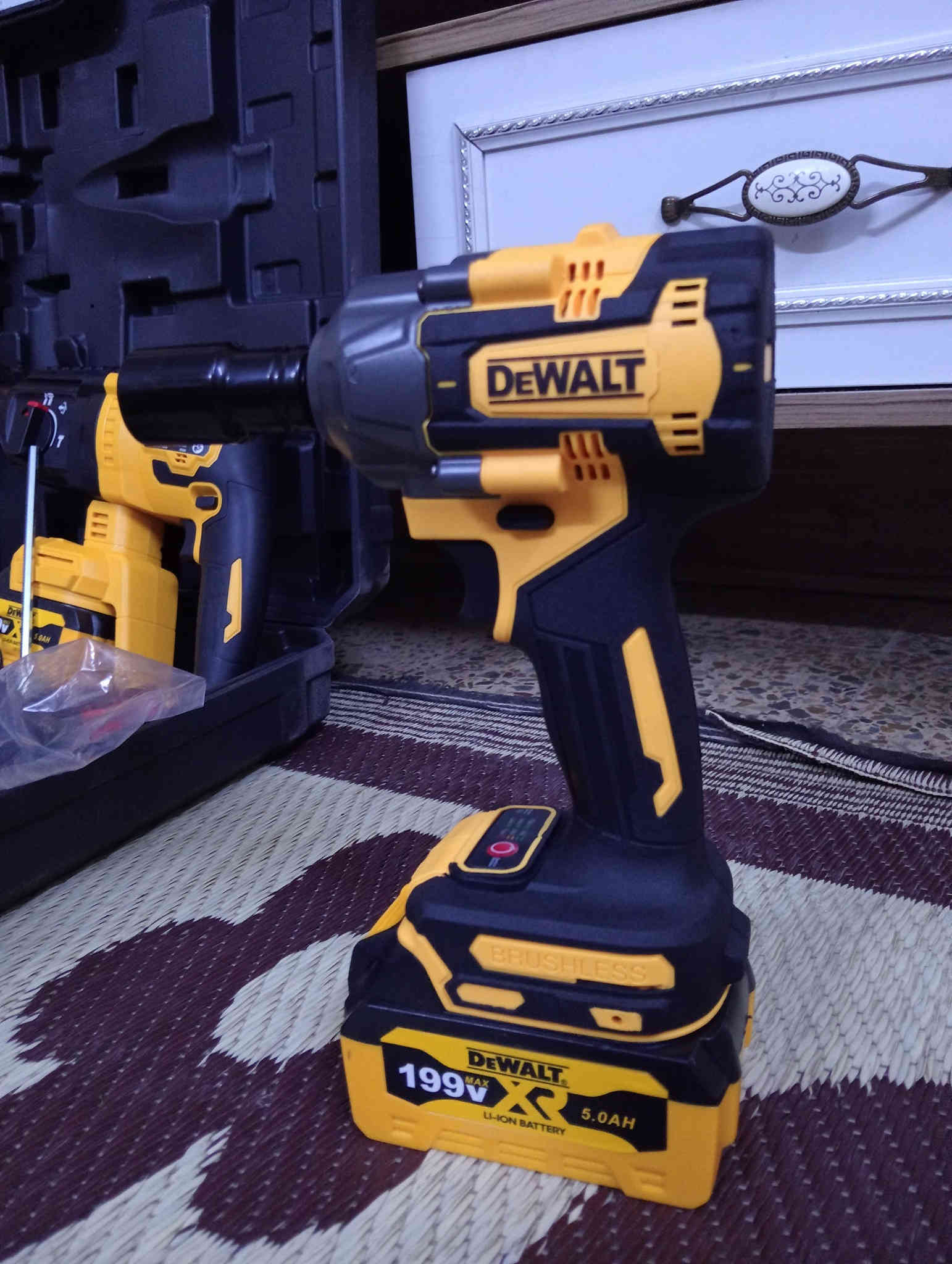 السلام عليكم 
هذا سيت دريلات مع كوسره جديد مامستعمل 
مع شاحنتين واربع بطاريات سعر 110مع التوصيل بغداد ***********
