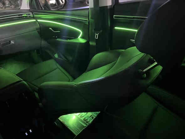 سلام عليكم .. بعد اذن الادمن 
سستم انارة محيطية الوان متغيرة وتفاعليه انتبهلي تفاعلي 
ويا الصوت 
بدون زلغ واير او جطل 
يجي دشبول يمين الستيرن ويسار الستيرن 
وحوض الاقدام الامامي والخلفي 
والابواب كل باب لد بالاضافة لليدة والكوب 
بدون تسليك وايرات كل باب اله كارت خاص بي 
ويتصلن في بعضهن wireless بي قرابة ال 60 مود 
كذلك بي مودات تفاعليه ويا الصوت والاغاني 
شغل احترافي بدون اي ضرر بالسيارة لا من كهرباء ولا من خدش بالدشبول او البطانه وعلى الضمان 

والعمل تريد تجي انت ونشتغل سيارتك 
تريد اني اجيك واشتغلك موقعي باب بيتك او 
مكان عملك وهاي نماذج شغل التوسان 
وبخدمتكم 
***********
