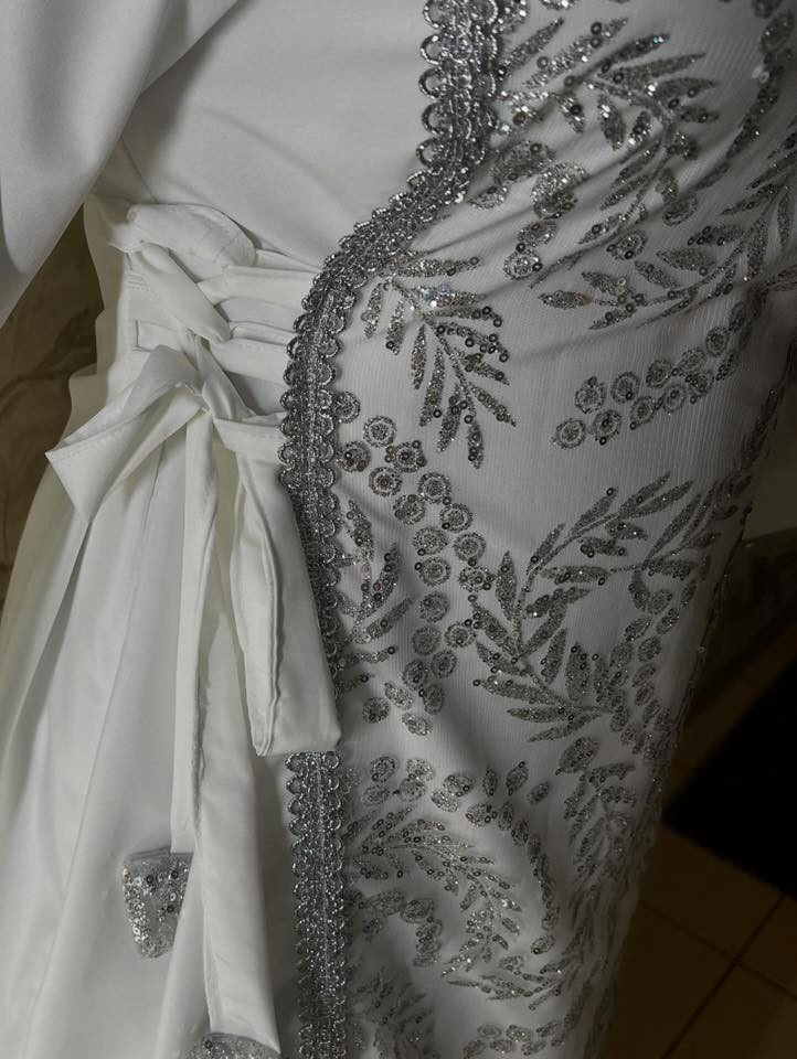 السلام عليكم خياطه في بسماية وهذا شي بسيط ونموذج عن شغلي  اشتغل فساتين ومخاور ودشاديش ونزلات مال سرير
***********واتساب
b.nx_9 حساب الانستا
