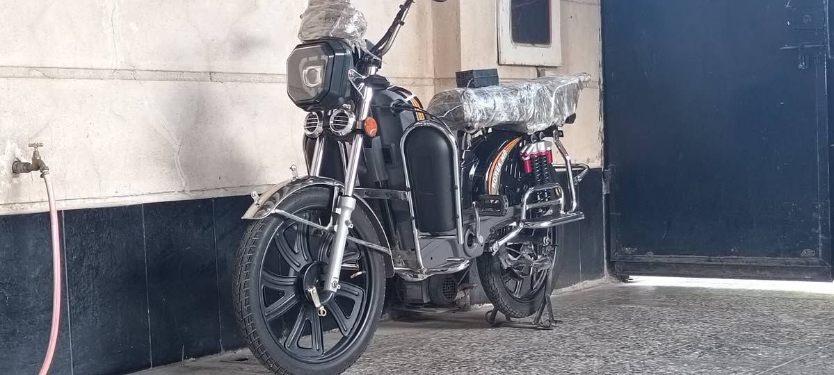 السلام عليكم
دراجه شحن

(مواصفات) 
1_خمس بطاريات 
2_بصمتين (سبير) اسود وبيض سويجين هم (سبير) طبعاً بلاديات من الشركه 
3_شاحنه بلاديه //بيها نظام من تقبط شحن الدراجه توقف شحن وحدها 
4_هورنات بوشش
5_لايت عدسه ونشرات اماميه وجانبيه وفسفورات 
6_دبلات امامي ودبلات خلفيه غازيه 
7_وشومات كوريا بلاديه من الشركه 
8_ جيوب بلاديه 
9_سرعتها 80 حقيقيا 
10_ جادر للحمايه من المطر والغبار بلادي ويه الدراجه من الشركه
11_سماعات بلوتوث صوتها عالي بلاديه من الشركه  
12_اربع سرع طبعاً قليل دراجات بيها اربع سرع 

دراجه فولل 🔥  // سعر الدراجه 700وبيها مجال


**إذا كنت صاحب هذا الإعلان وتريد حذفه لأي سبب، رجاءا أرسل رسالة إلى الدعم الفني**