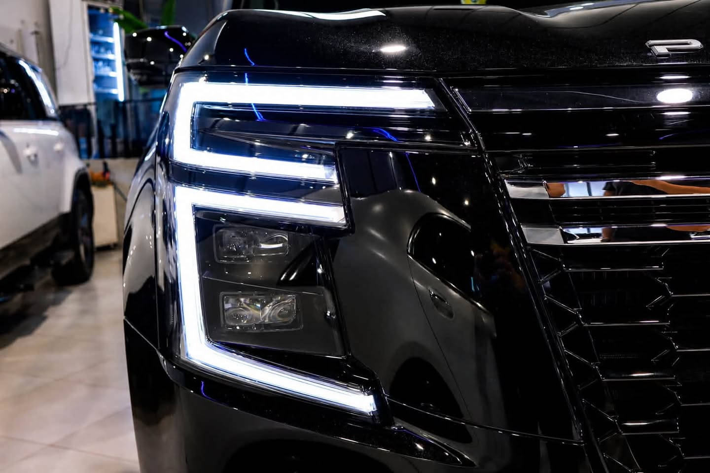 Nissan Patrol Platinum 2026

نیسان پاترۆڵ Platinum مۆدێل ٢٠٢٦، 
مواصفات:

* مۆدێل ٢٠٢٦
* ماوەی ڕۆیشتن: ٦,٠٠٠ کیلۆمەتر
* ژمارەی کاتی
* ناوەوەی چەرمی سور و ڕەش (Premium Leather)
* سیستەمی 4WD
* گیربۆک ئۆتۆماتیک
* سونڕۆف (Panoramic Sunroof)
* شاشەی گەورەی ناوەوە
* Apple CarPlay و Android Auto
* کامێرای 360°
* پارکینگ سێنسەر پێش و دوا
* ڕاداری پێش و سیستەمی کۆنتڕۆڵی خۆکار (Adaptive Cruise Control)
* Blind Spot Monitoring
* Lane Departure Warning
* Front Collision Warning
* سیستەمی ساوند Premium
* کوشنی پێش سارد و گەرم
* سوکانی گەرم
* شارجی بێ وایەر
* دەرگای Smart Entry و Push Start
* زۆر تایبەتمەندی و تەکنەلۆژیی تری Platinum

⸻

بالعربية

Nissan Patrol Platinum 2026

نيسان باترول بلاتينيوم موديل 2026، بحالة ممتازة جداً، قطعت 6,000 كم فقط وتحمل رقم مؤقت.

المواصفات:

* موديل 2026
* الممشى: 6,000 كم
* رقم مؤقت
* مقاعد جلد فاخر باللونين الأحمر والأسود
* نظام دفع رباعي (4WD)
* ناقل حركة أوتوماتيكي
* فتحة سقف بانورامية
* شاشة معلومات وترفيه كبيرة
* Apple CarPlay وAndroid Auto
* كاميرات محيطية 360°
* حساسات أمامية وخلفية
* رادار أمامي مع مثبت سرعة متكيف
* نظام مراقبة النقطة العمياء
* نظام التنبيه عند مغادرة المسار
* نظام التحذير من الاصطدام الأمامي
* نظام صوتي Premium
* مقاعد أمامية تبريد وتدفئة
* مقود مدفأ
* شاحن لاسلكي
* دخول ذكي وتشغيل بالبصمة (Push Start)
* بالإضافة إلى العديد من التجهيزات والمواصفات الفاخرة الخاصة بفئة Platinum

للمعلومات و سعر/
Personal
***********

Location/ 
BALEN CARS
https://maps.app.goo.gl/prz5bVL7eHQKwQHu9?g_st=ic

NEXO AUTO
Buy • Sell • Advertise
Premium Car Marketplace

#Nissan #japanese #LuxuryCars #Erbil  #sulaimanyah #iraq #baghdad #basrah #najaf #karbala #patrol #duhok #dubai
