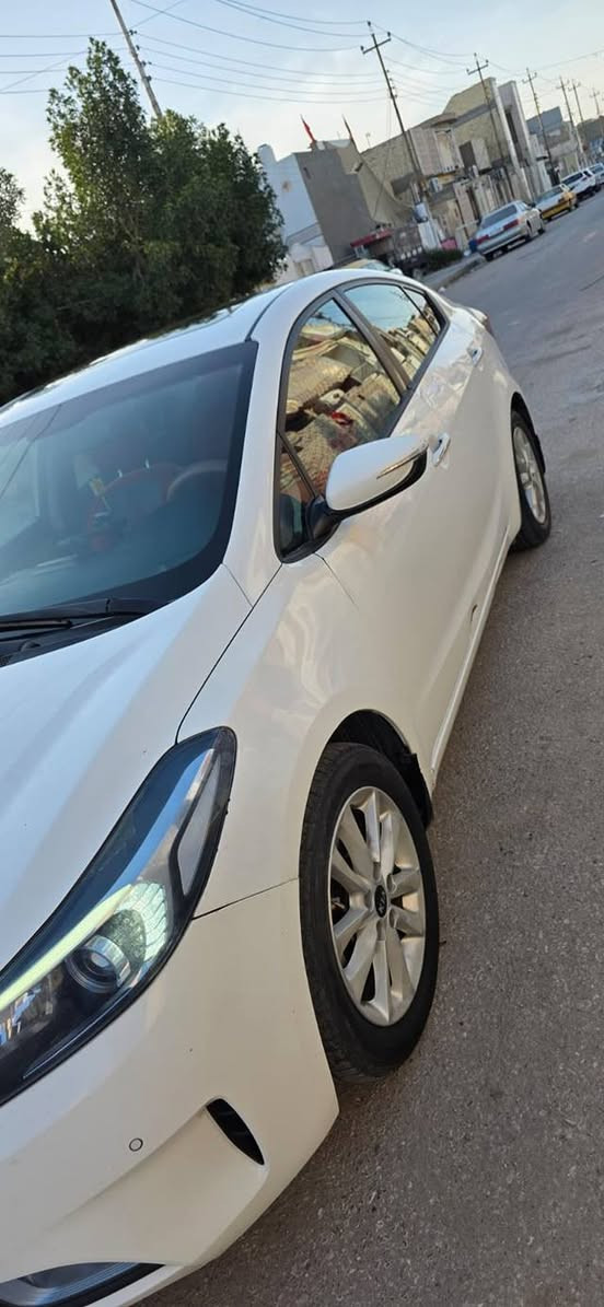 السلام عليكم للبيع كيا سيراتو مديل 2018 فول مواصفات ما عدى البصمه محرك 2000 السياره جديده ماشيه 135 السياره مكفوله من الصبغ والتبديل ما عدى شخط واضح بالصوره السعر 145 وبيه مجال للاستفسار اتصل ***********
