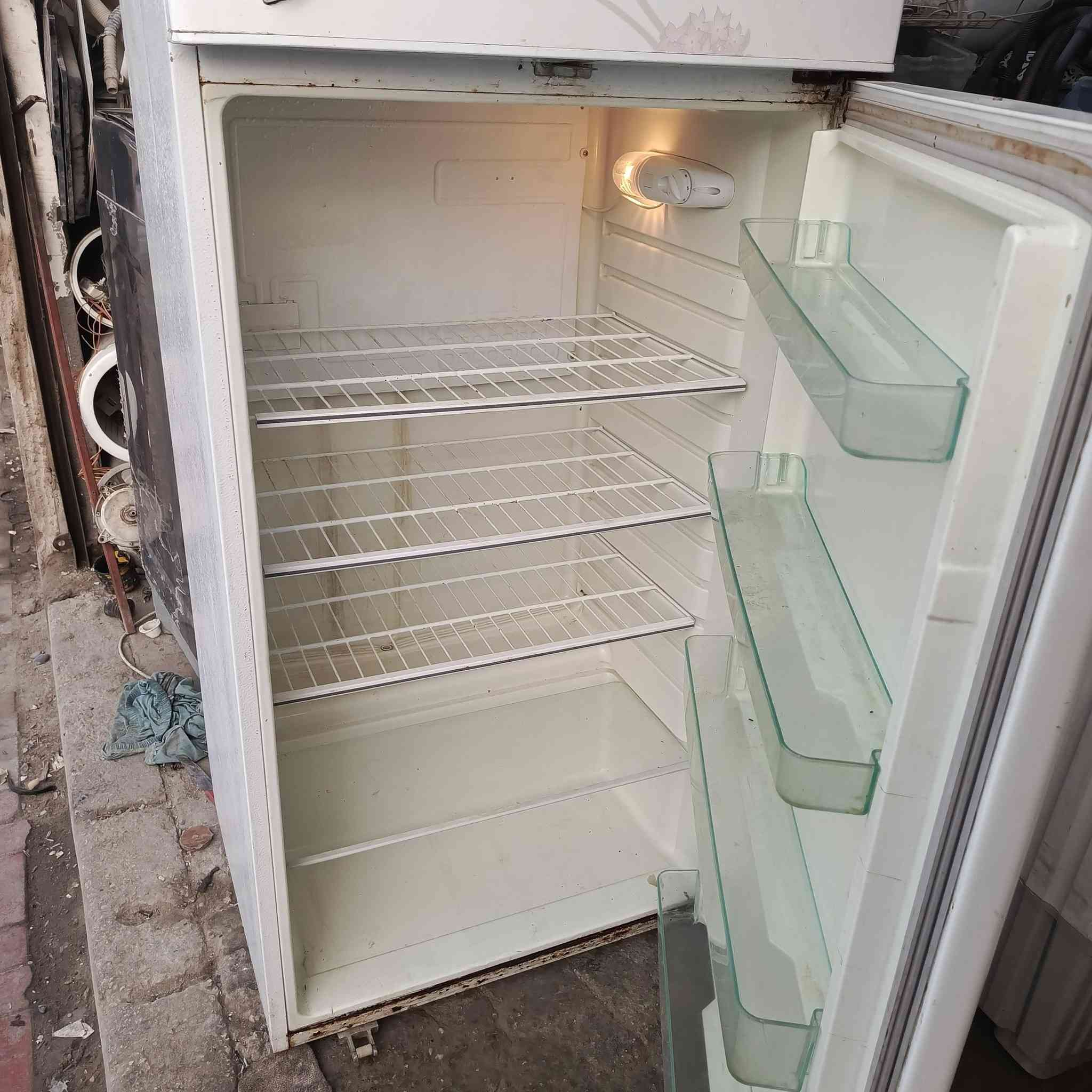 ثلاجه شغاله على ضمان سعر 150 العنوان كربلاء القادسيه قرب امحطه ***********
