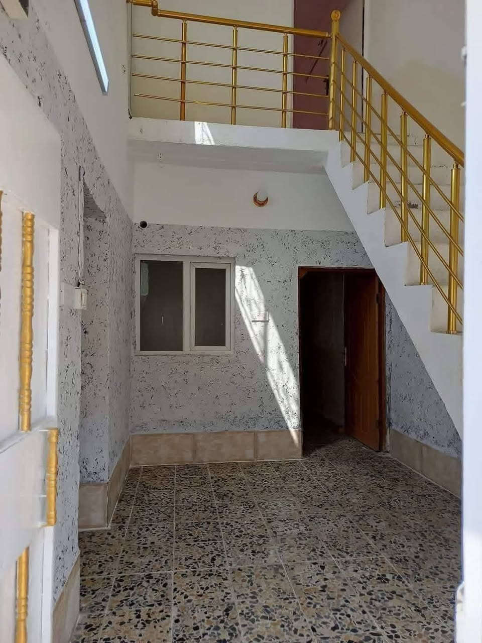 للإيجار 
بيت طابقين للايجار جديد ومرتب وحلو حي ميسان شارع الجامع قرب السوك طابقين يتكون من مطبخ وحمام وصاله وغرفتين وحده فوك والثانيه جوه وبيتونه  البيت جاهز للسكن تانكي ماي خط مولده وكيزر وخط انترنيت 
اني مكلف بالنشر للاستفسار ***********
