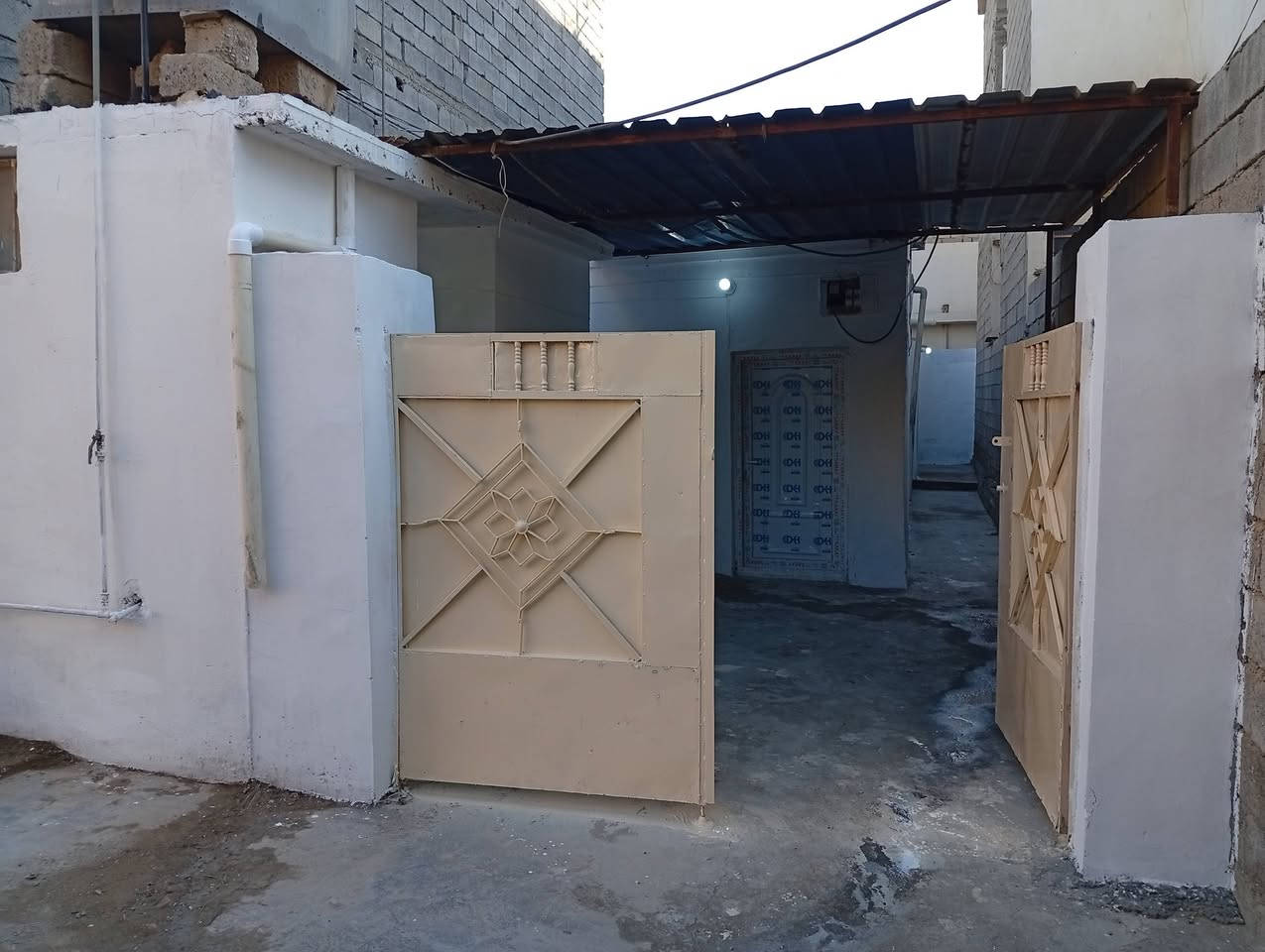 بيت للأيجار 
المساحة 100 
يحتوي على صالة ومطبخ وغرفة نوم مع الصحيات 
الموقع / فرع بيت هاشم ابو النفط - خلف صيدلية ابو زياد 
سعر الايجار / 200 
علما أن الماء والكهرباء على المؤجر
للاستفسار / ***********
