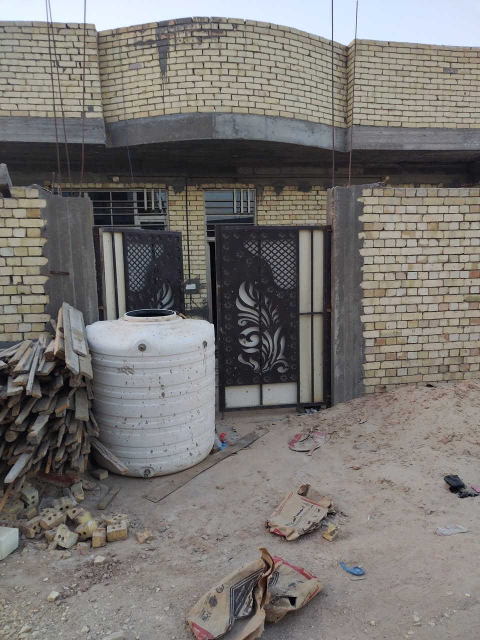 دار للبيع او مراوس القريه النفطيه زراعي ١١٧ يتكون من بيتين كل ١٠٠ بيت.. واقع حال ماكامل
*********** واتساب مفتوح
