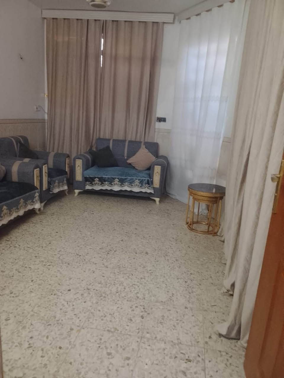 السلام عليكم
بيت 🏠 ١٠٠ م في الثعالبة الـ٩٠٠٠ قرب السوق

طابق ونص 

مواصفات البيت 

الطابق الارضي 

استقبال 

غرفه 

صحيات خارجيه 

صحيات داخليه

مطبخ 

غرفه في الطابق الثاني 

البيت مرمم في عام ٢٠٢٢ بالكامل 

كاشي ✅

سيراميك جدران ✅

بورسلين الغرفه الفوگ ✅

كامل مُكمل فقط تجيب غراضك وتگعد 

السعر خاص 

الرقم 

*********** فقط واتساب

‭***********‬
