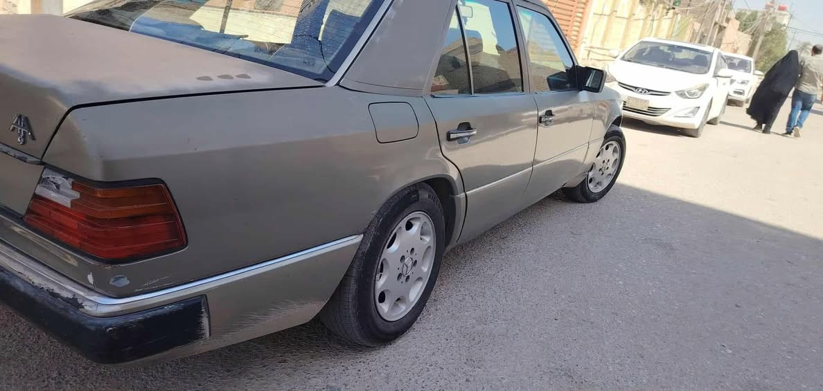 سلام عليكم مارسدس دب للبيع  موديل 91 
رقم أنبار محرك بلادي 6 سلندر (300) 
السياره مكفوله من الضربه قواعد الدبلات  سليمه 
تبريد شغال أريل كهربائي سنتر لك شغال جام تحم كهرباء 
السياره جاهزه من حداديه وتخم تاير السعر 49 وبيه مجال قليل 
***********
