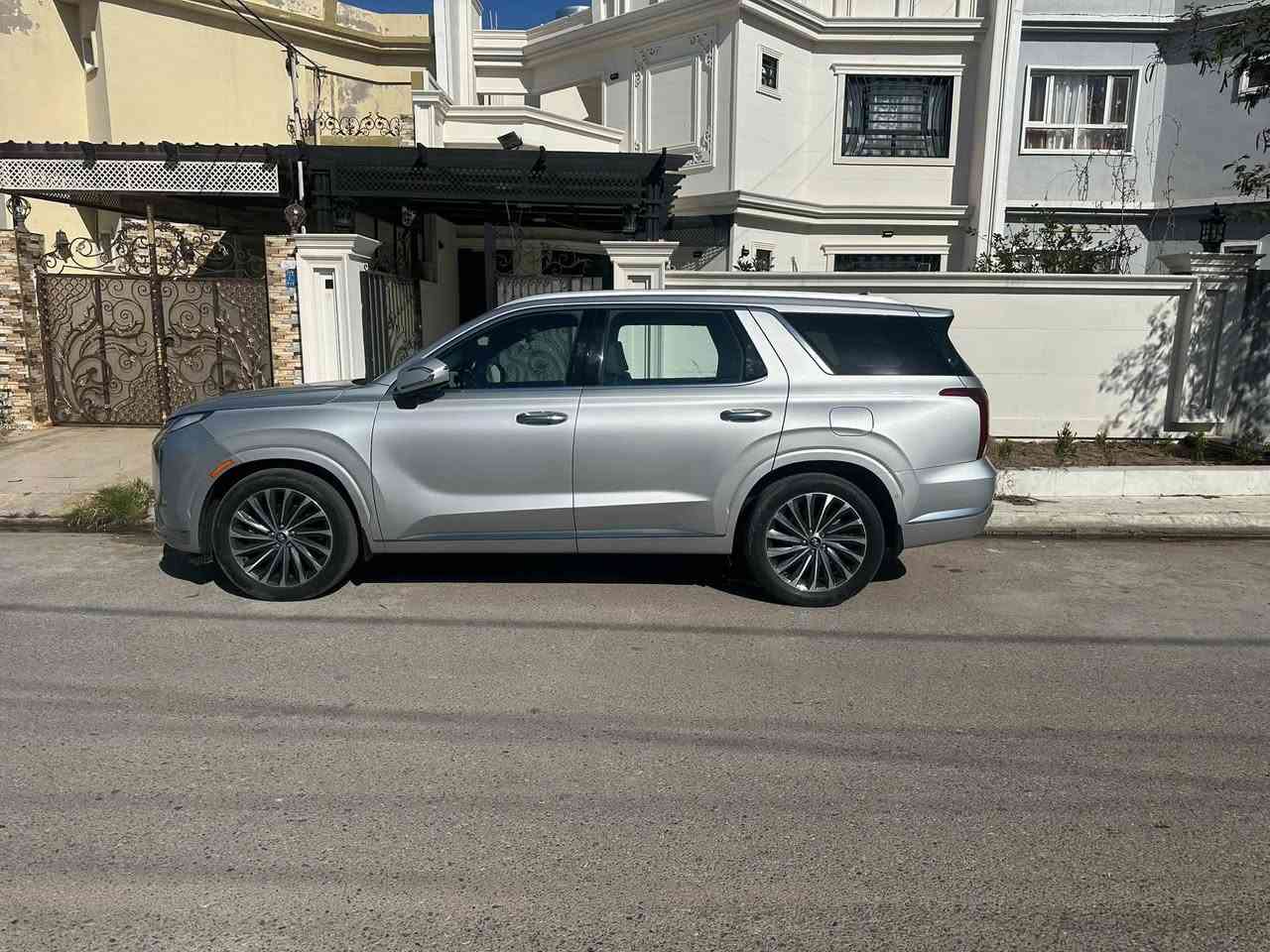 ﷽
للبيع فقط…
‏Hyundai palisade  2023 calligraphy
هونداي بلسايد كلگرافي 
الموديل : 2023
الون : سلفر 
العداد : 42 الف ميل قابل للزياده 

الضرر : نصف دعاميه اماميه فقط تم تبديلها وصبغها باقي السياره سليمه الجاملغ الايمن اجه بداخلها مفتوح فقط تم شده بدن ضرر كل الايرباكات سليمه 
بيها طخه بسيطه بلصندوك داكها بارد موضحه بلصور  قبل لا اسويها…
صور الحادث مرفقه بلمنشور 

المواصفات :-
1-شاشة عرض داتشو 
2-المحرك   v6    3.8 
3-بصمة تشغيل + بصمة ابواب 
4-اصطفاف ذاتي(تقديم + ترجيع عن طريق الريمونت)  
5-فتحة سقف +بانوراما
6-سماعات هارمن كاردن عدد 16
 7-رادار امامي  + خلفي 
8-حساسات امامي + خلفي 
9-كامرات عدد 6  360 درجة 
10-كشنات امامي خزن ميموري 
11-كشنات كهربائي تدفئة وتبريد🥶
12-انارة داخليه (محيطيه) + انارة دشبول 
13-بردات جانبية
14-تبريد مركزي امامي + خلفي منفصل التحكم
15-تحكم ستيرن + شفتات
16-تدفئة ستيرن 
17-مرايا هيتر + تعتيم 
18-صندوق كهربائي شفط + اربع وضعيات فتح صندوق
19-وضعيات قيادة  (5)
20-ويل كب حجم  20 
21-اوتو هولد + نقطة عمياء 
22-سايد بريك بصمة + مثبت سرعة
23-شحن وايرلس 
24-إشارات بالمرايا  + إشارات جانبيه
25-اوتو هولد 
26-تحديد مسار
27-شاشة ديجتال كبيرة
28-تشغيل عن بعد .
29-تدليك كشن . مساج 
30-دفع رباعي 
31-نظام مانع انزلاق 
32-نظام نزول منحدرات
وبعد بيها هوووواي مواصفات معروف الكلگرافي الVIP فول 1/1
السياره رقم بغداد انكليزي 
السعر 320 ورقه 
للستفسار اكثر يرجا الاتصال بلرقم 
***********
***********

