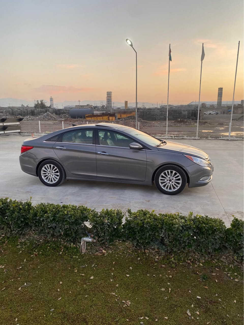 ***********
سياره كه ئه ورو پيه بيره قه مه له ئه و رو پا هاتوه 
 تاقانه يه تاقانه به س ماشا الله ي ده وي 
فول فول مواسه فات 
 پانوراما واتا سه قف شوشه
 كوشني پيشي دواوه ي هيته ره ٤ كوشن هيته ر
 به سمه يه  كوشن جلدو ئاوينه شه فت 
 بؤياغي نيه شوختي نيه ساغه هه مو گياني لؤكه 
 گيرو مه كينه ي نه كراوه ته وه به شه رت 
هه ر چوار جامي ره قه مي سياره كه ي له سه ره به زه مان ئه و رو پيه  هه مو ناو ده ر گايه كاني ره قه مي شانسي له سه ره  ئيستراته 
 هه مو گياني له سه ر ده قي شه ريكه يه 
  موديلي 2012 يه به مانگ ده بيته سئزده
 سياره كه روبه رو زور جوان تره ره نگي زور تايبه ته 
 نرخ   87 و محامه له يه 
   ***********   ڤايبه ر وات سا بي له سه ره 
      
        سؤناتا  له وه پاك تر نيه به س ماشا الله رانية, السليمانية
