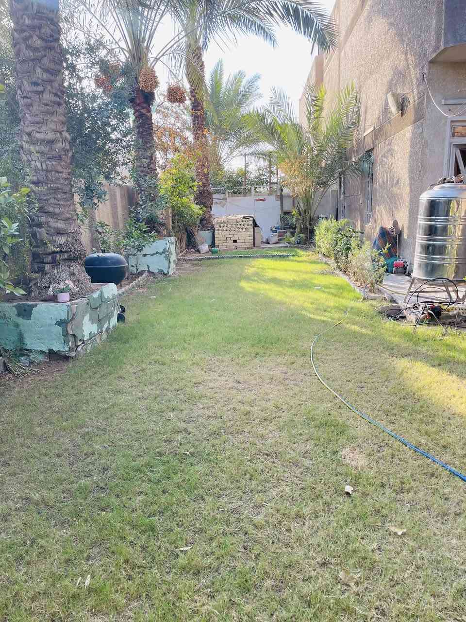� الموقع: البلديات – منطقة الـ UN – المربع الذهبي
📐 المساحة: 300 متر + 100 متر تشجير وحدائق 🌳

🔹 تفاصيل الدار:
▫️ عدد غرف النوم: 7 غرف
▫️ الطابق الأرضي:

* استقبال واسع
* غرفة نوم
* مطبخ
* هول كبير
* عدد 2 حمام

▫️ الطابق الثاني:

* 2 غرفة نوم سويت
* 5 غرف نوم عادية
* حمام

▫️ الطابق الثالث:

* غرفة نوم
* بيتونة

✨ الدار مناسبة للسكن العائلي الراقي أو للاستثمار
✨ موقع هادئ ومميز قريب من جميع الخدمات

📞 للاستفسار والمعلومات أكثر يرجى التواصل على الخاص أو الاتصال***********
