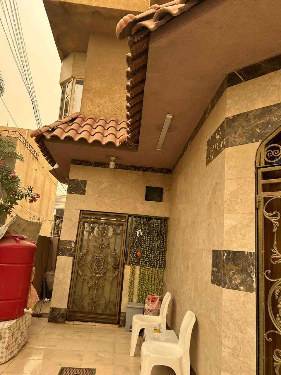 بيت للبيع البصرة الجبيلة شارع المصلحة بجانب دائرة المادة 140
* المساحة 100 م ركن على شارعين .
* بناء 2010 .
* طابقين 3 غرف مع حمامات عدد 2 وصالة ومطبخ وكراج و ترك حولي .
* حالة البناء جيدة جدا جاهز للسكن.
* ملك صرف بأسم المالك المباشر.
* يبعد عن الشارع العام 50م . 
التواصل مع صاحب العقار مباشرة
رقم الهاتف / واتس اب  ***********

