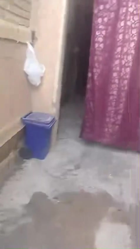 بيت للبيع بناء الثمانينات حي الجهاد منطقه 95 طابقين الطابق الارضي يتكون من صاله كبيره ٤ في ٥ وغرفه وهول ومطبخ كبير وصحيات مفصوله والطابق الثاني يتكون من صاله كبيره ايضا وغرفتين ومطبخ وصحيات ودرج وباب خارجي معزوله للخارج 
وحدتين سكنيه الطابق الثاني معزول  للخارج وكامل يصلح للسكن عائلتين
السعر 165 بي مجال بسيط ***********
