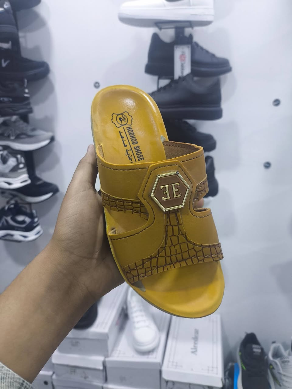 السلام عليكم شحاطات  شبابي صنع ايراني درجة اولئ شركه الهدهد
16قطعه قياس 36

20قطعه قياس 37

18قطعه قياس 38

10قطعه قياس39

5قطعه قياس40
////تفيد اهل التنزيلات لو تبيعه ب3 هم ما خسران//////
سبب البيع //// تصفيه محل( (عزلت)))
تجيك الالوان عشوائي هنه نفس الي بل صوره بس مادري مثلا اللون الاسود كم قطعه ماحاسبهن بس هنه يجنك نفس الالوان الي بل فيديوتصفيه محل عدد القطع 69 قطعه اني ماخذه جمله 3000 هسه تصفيه محل اني ابيع شلعه او نص شلعه سعر القطعه 2500  اقل من السعر الجمله، توصيل موجود للتواصل ***********
