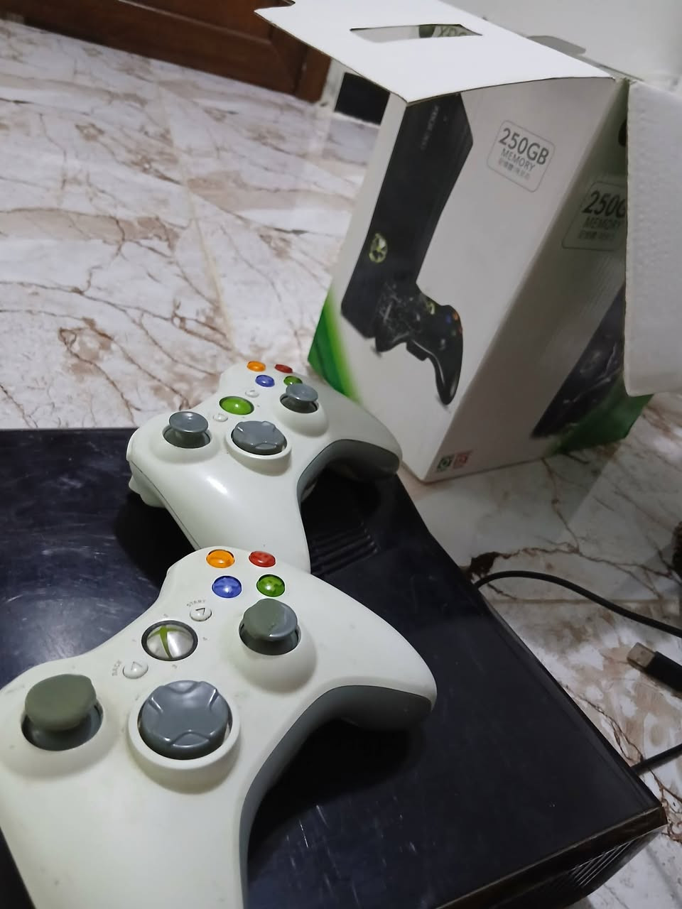 إكس بوكس 360 (Xbox 360)
• الحالة: فول نظافه مستعمل فقط شهرواحد.
• الملحقات كامله مع جوستك عدد 2 لاسلكي. 
• المساحة: 250 جيجابايت.
• الألعاب: يحتوي على 200 لعبة.
مراسله عَ واتساب ***********
