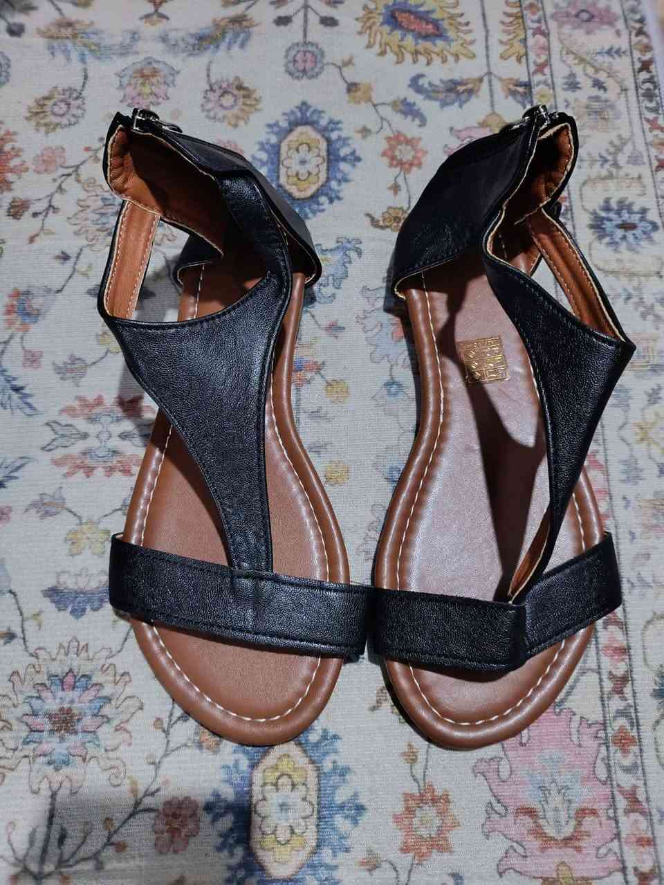 السلام عليكم احذيه شي ان عنوان المحل ابي غرق السوك مقابل مجمع الحسين الطبي مجاور  ابو الالبان فرع المخبز الاتصال *********** اهلا وسهلا يوجد توصيل
