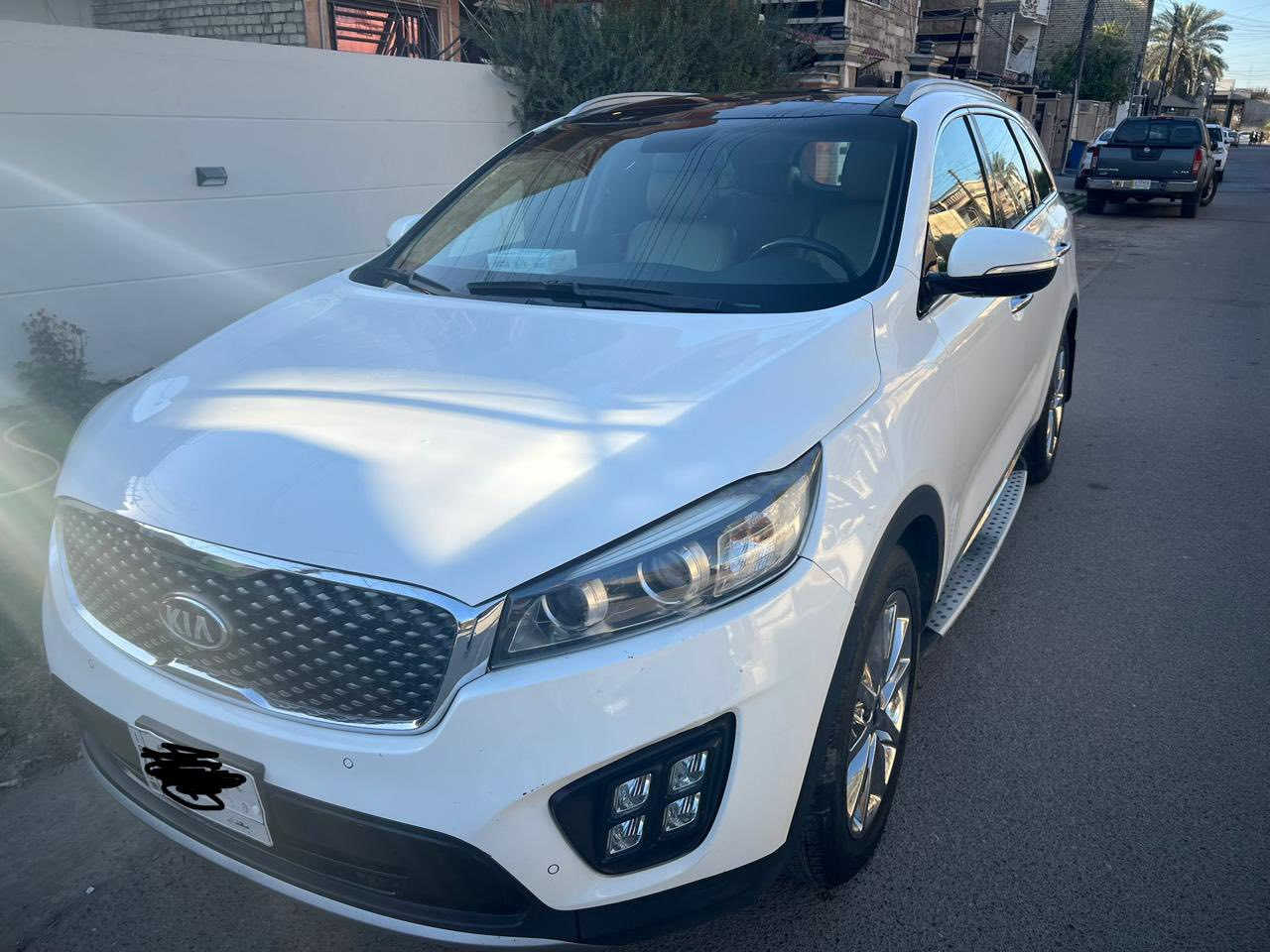 🔥 للبيع – كيا سورنتو 2017 فل مواصفات خليجي 🔥  

🚗 الموديل: كيا سورنتو 2017  
🌍 المواصفات: خليجي (وارد وكالة)  
⚙️ المحرك: 6 سلندر 3.3 لتر  
🚀 القوة: تقريباً 290 حصان  
🔄 القير: أوتوماتيك  
🛞 الدفع: رباعي (AWD)  
👨‍👩‍👧‍👦 عدد الركاب: 7 مقاعد  

✨ المواصفات:  
✔️ فتحة سقف بانوراما  
✔️ جلد فل + تبريد وتسخين مقاعد  
✔️ شاشة كبيرة + نافي + كاميرا خلفية  
✔️ حساسات أمامية وخلفية  
✔️ بصمة تشغيل + دخول ذكي  
✔️ نظام مثبت سرعة  
✔️ تحكم دركسون  
✔️ مكيف دبل + خلفي  
✔️ مرايات كهرباء + طي  
✔️ جنوط وكالة  

🛢️ نوع الوقود: بنزين  
⛽ صرفية جيدة بالنسبة للحجم  

📍 الموقع: (بغداد)  
📊 الممشى: (130.000)  
💰 السعر: (23.500) قابل للتفاوض  

📞 رقم الهاتف: (***********)  

🚨 السيارة نظيفة جداً/ كفاله عامه و سونار موجود
