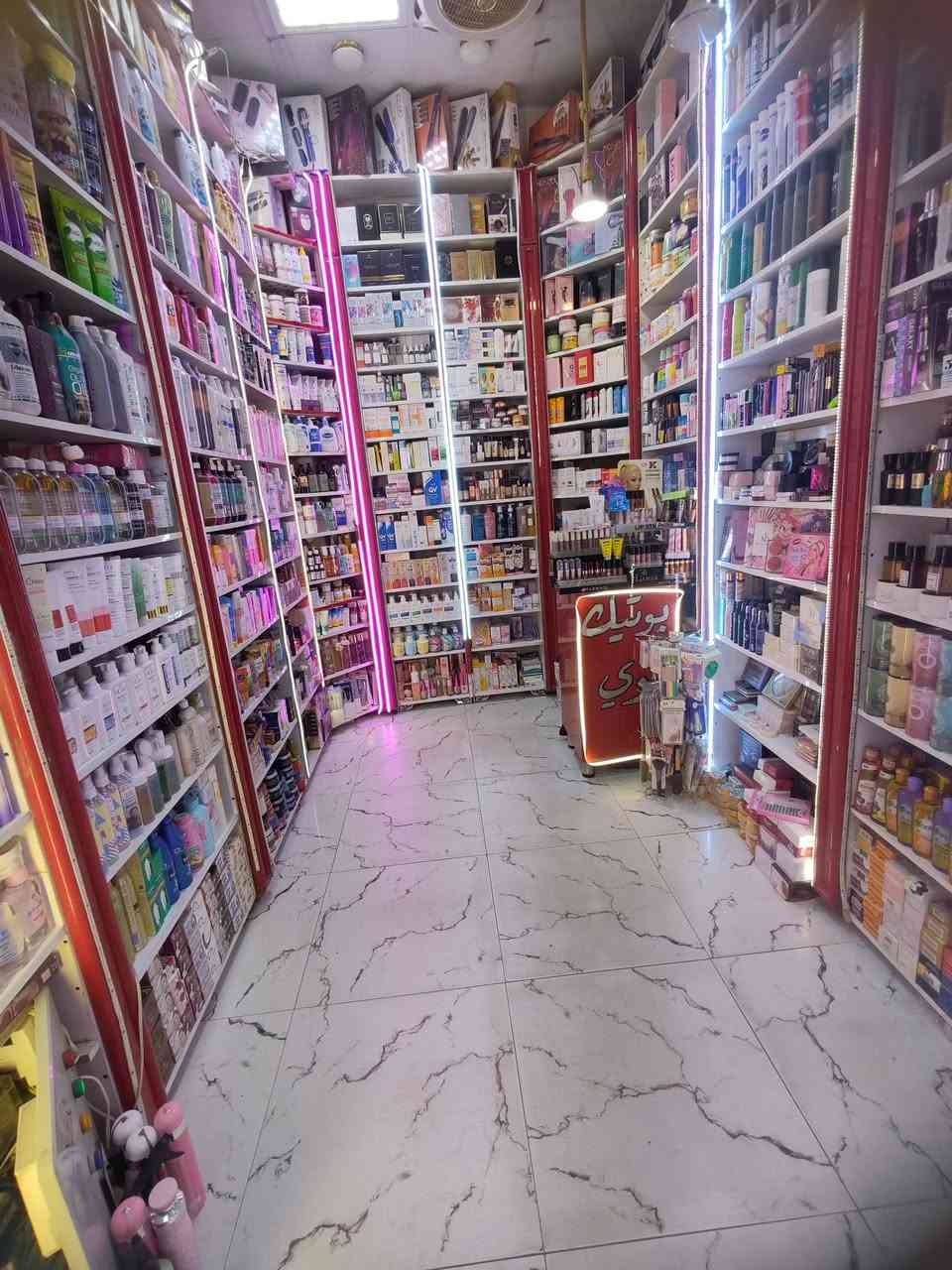 رفوف محل كوزمتك للبيع رفوف فقط نضافه 90٪100 خشب تركي مكاني الشطره تريد تعرف السعر اتصل ع هذا الرقم ***********
