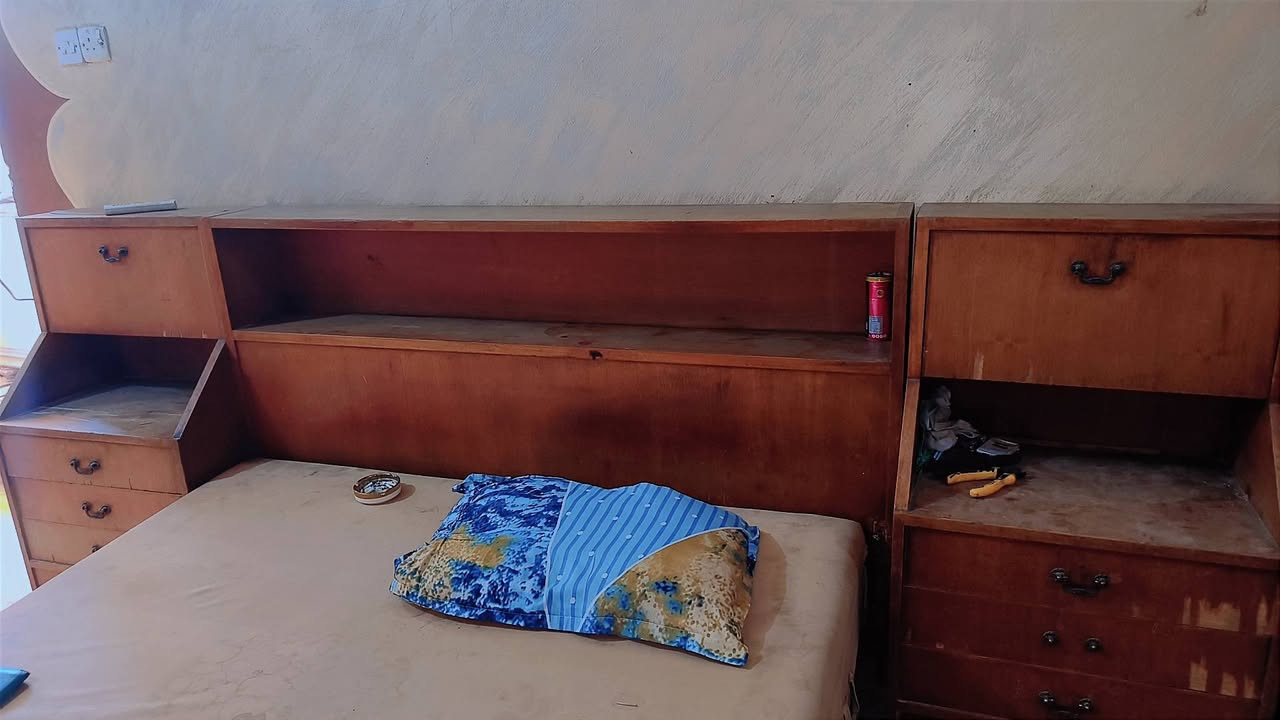 سلام عليكم غرفة نوم عراقي للبيع خشب ثقيل شغل درجة اولى قديم يحتاجلها ترتيب وصبغ الخشب من جوة نضيف 
السعر٦٠٠ وبيها مجال مكاني بغداد الحسينية 
***********
