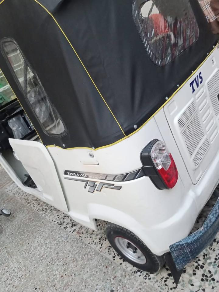 سلام عليكم
تكتك تي في اس موديل ٢٢ 
رقم بغداد عربي
سنوية باسمي  السعر ٦٨٠٠ 
وبيها مجال
التكتك مكينه كفاله والكشر 
بي ملاحضات الكاعيات مصبوغة 
هلالات بس صبغ
بيها بارد 
تخابرني بوقتها واشرحلك كلشي

جادر جديد 
نقوصات بسيطه كلش
بس إذا بياع شراي لا تخابرني بروح أبوك
جناي ع راسي أخليك
مكاني بغداد حي الجهاد 

واتساب اتصال 
***********
ملاحضة سويته مجهول الهوية حته لحد يفوتلي خاص لان مافتح فيس
