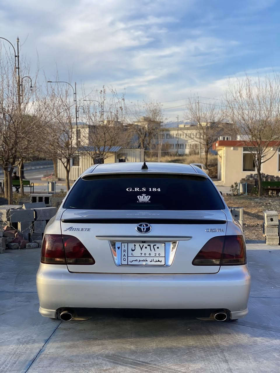 بە ناوی خوای بەخشندە و میهرەبان
بابەت: فرۆشتن
سەیارەکە موسە و مۆدێل ٢٠٠٧ە و گێڕ و مەکینە گەورەیە (١٨٤)
سەیارەکە سڵاید و کوشن جڵد نییە
سێ پەردەی بیلاد و سەلاجەیە
چوار دوگمەیە
تبرید مرکزییە
تەنیا یەک چەمەلاغی پێشەوەی بۆیاغە.
ساردی و گەرمی بە شەرت
تایەی لۆک لۆکی لەژێرە و ویل دینگەیە
سەیارەکە هی ماڵە و مەسروفێکی زۆر زۆری کراوە، تازە ڕۆن و هایدرۆلیکی گۆڕاوە، جوانکارییەکی زۆری بۆ کراوە، ناوەوەی سەیارەکە هەمووی دەستکاری کراوە لە کوشن و دەشبوڵەوە بگرە تا بەری پێیەکان.
لید و تەرتیباتی بۆ دانراوە، جام لایتی پێشەوەی گۆڕدراوە و لیدی بۆ دانراوە.
جامی پێشەوەی هەڵگیراوە، بە شەرتی تەقە و رەقە  و دوکەڵ دەیفرۆشم.
پلاکی تازە گۆڕاوە.
ڤۆلت و شەمعی تازە گۆڕاوە.
هیچ شتێک لەو سەیارەدا نەماوە خەلەلی هەبێت و دەستکاری بوێت.
سەیارەکە تەواو جائیز کراوە و بەنزینێکی کەم دەخوات، بەڕاستی لەو دوو ساڵەی پێمە بە تەواوی لەم سەیارەیە ڕازی بووم، پێویستم بە پارەیە و زەرورم لەسەری بۆیە دەیفرۆشم.

سعری کۆتایی قفڵ 64 وەرەقە.
شوێن ڕانیە-تیتۆکە
***********
