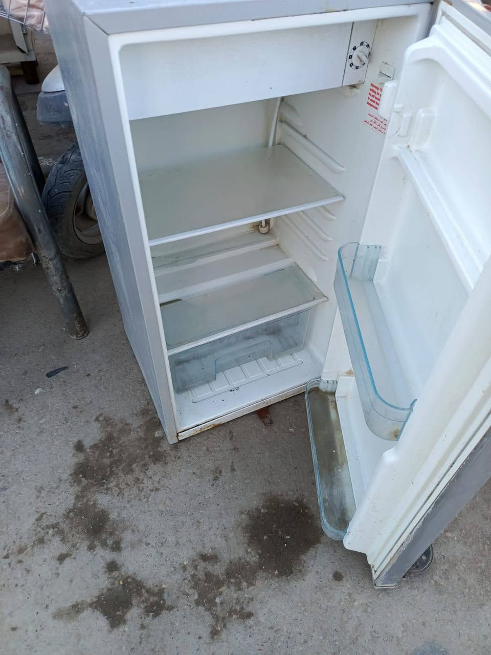 سلام عليكم اخوان ثلاجه شغاله ونضيفه السعر التواصل على الرقم واهلا وسهلا ***********
