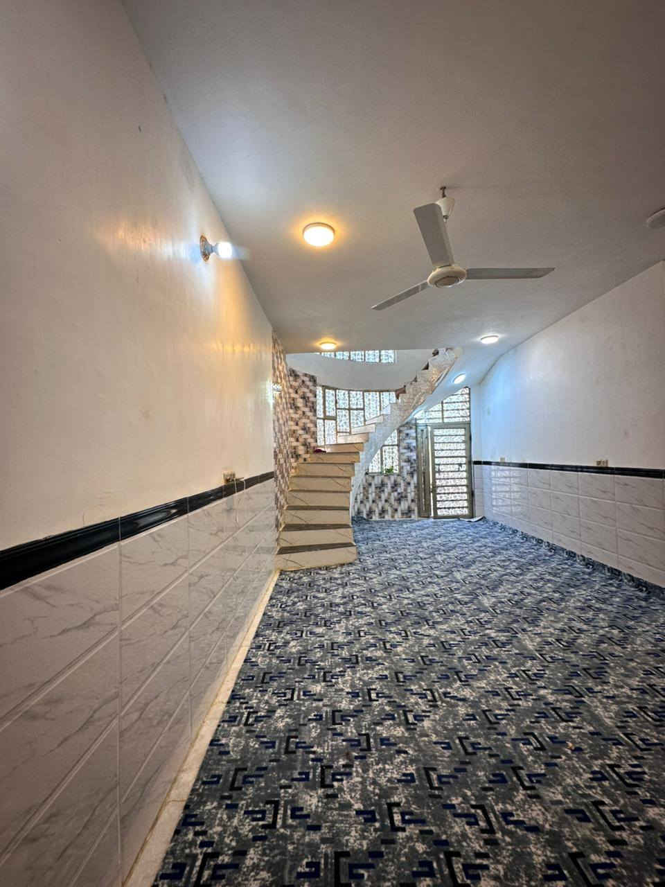 يعلن مكتب الفرات
كراج،سياره بصف بيت مساحه 350متر سعر 75وبي مجال 

بناء ممتاز// اساس وسقف صب 
طابوق 🧱 جمهوري

ملاحضه البيت مشمول بتطويب 

كل الخدمات موجوده 
مدارس 🏫 سوق #

مقابل  قرية الغدير #مكتب_الفرات عامود 301بظبط

*********** عنوان نجف
