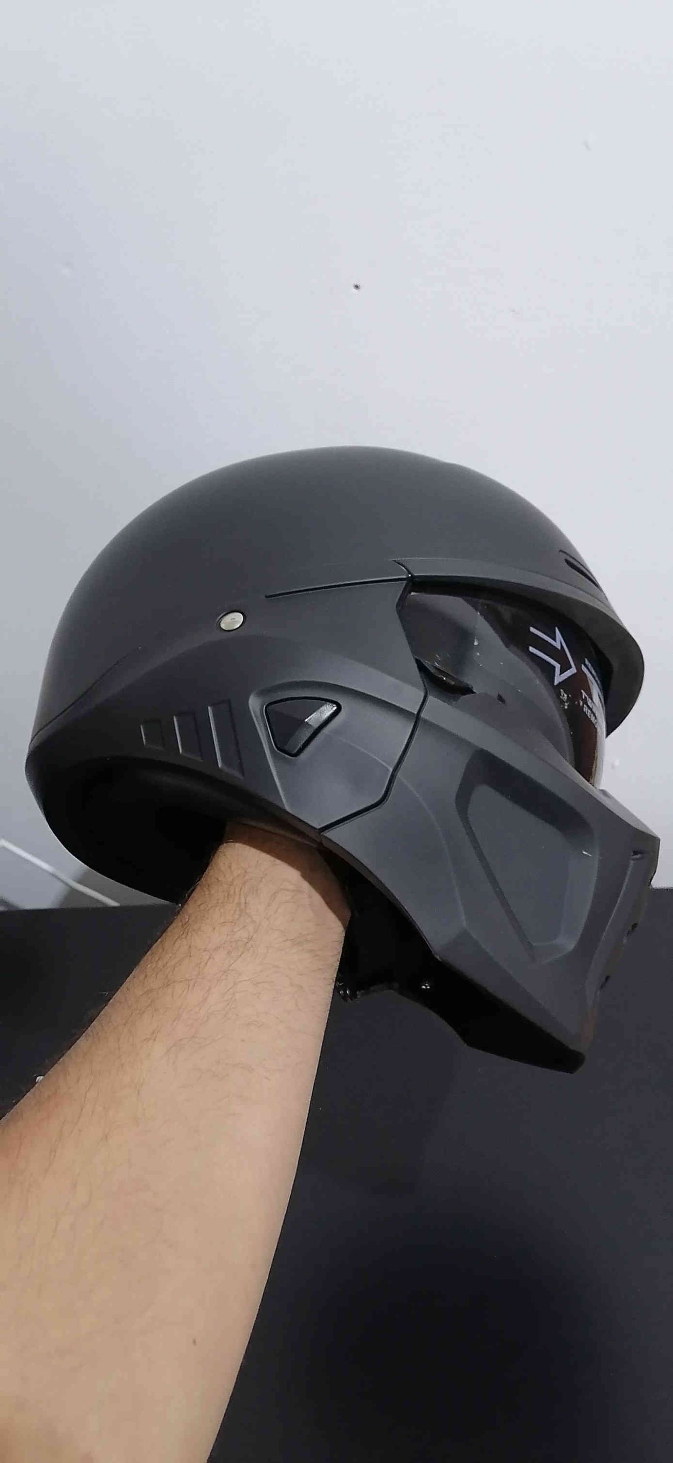 خوذه باله بهذا الشكل الروعه والجمال حجم لارج مكاني بغداد عامريه *********** الشراي يتصل ويوجد واتس اب ايضا
