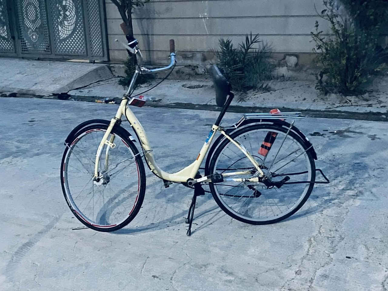 السلام عليكم بايسكل ياباني حجم 26 كير وحساس بشرط الحساس شغال والكير نمره نمره شغاله مابي اي عيب بشرط وكافيه وسط جيديه وكافيه خلفيه جديده كشن قلاب  البيع السعر 80 وبي مجال 
العنوان كركوك دوميز
 رقم الهاتف ***********
