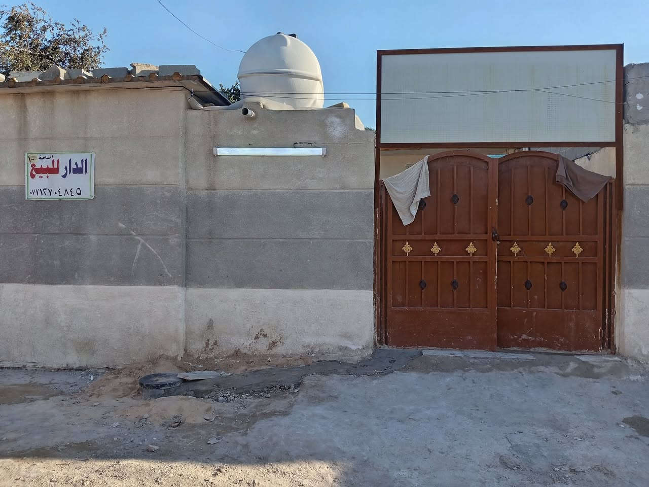 دار للبيع منطقه الرشاد مقابل ملعب سجن النساء سابقن واقع حال مساحته ١٠٠ خدمات كامله سعره ٢٦ وبي مجال قليل *********** أو اتصال
