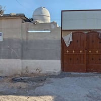 دار للبيع منطقه الرشاد مقابل ملعب سجن النساء سابقن واقع حال مساحته ١٠٠...