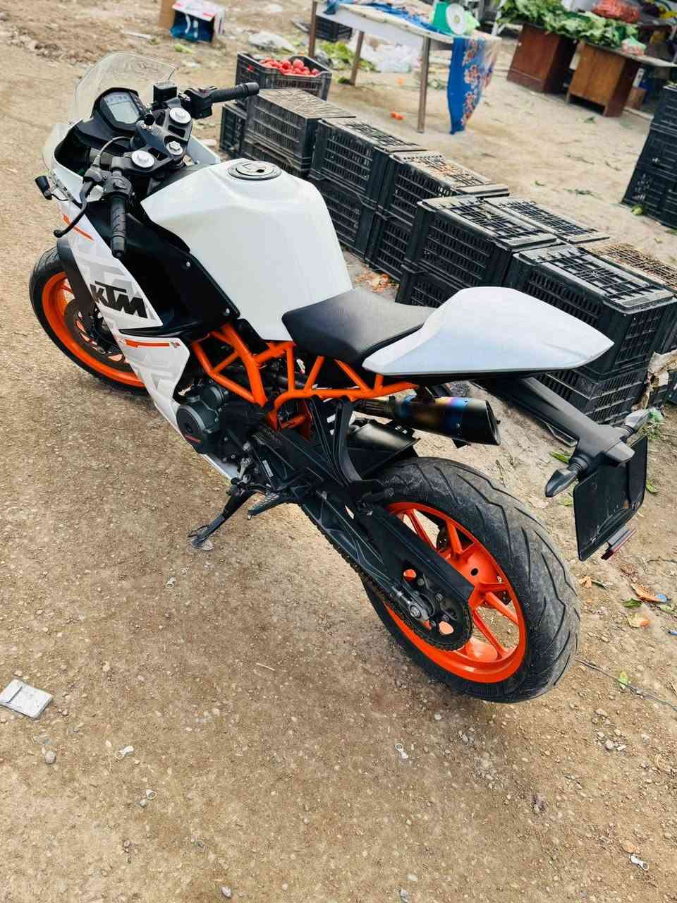 سلام عليكم دراجه نوعKTM RC 390
مديل ٢٠١٧
ماشيه 4 الف بحالة الوكاله
نضام ABS من شركة BYBRE
 اكزوز رياضي من شركةSC-Project
سعر دراجه 20 وبيها مجال
مكان الدراجه بغداد اليياع سويب 
هـ ***********
