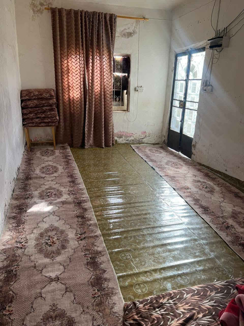 السلام عليكم بيت كامل مكمل نظيف كهرباء منظومت ماء قريب ع شارع حي الفرات المساحه ١٥٤ تفاصيل براني هول كبير مطبخ حمامات صاله بيت كامل حلو هذا اخوكم محمد ابو رهف *********** خادمكم صار وتدللون واساب واتصال
