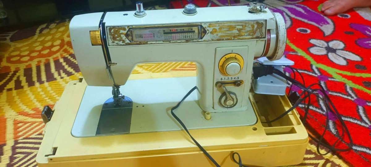 السلام عليكم مكينة خياطة برذر  القديمة الأولية جديدة متروكة وشغالة عالفحص السعر ٦٠ مكانها بغداد الشعلة 
للإستفسار اتصل على ***********
