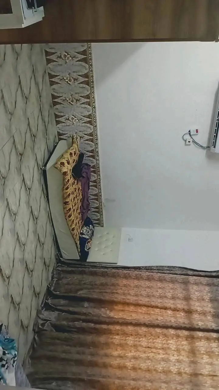 بسم الله الرحمن الرحيم 
بيت ٩٠ م واقع حال ١٠٠ م مربع طابقين 
 سند ٢٥ طابو زراعي ملك صرف 
  يحتوي على
الطابق الأرضي 
 غرفة نوم  واستقبال ومطبخ كبير وحمام وتواليت  ومنور 
الطابق الاول
غرفتين نوم وصاله وصحيات ومنور 
الطبق الثاني 
بيتونه وسطح .
خدمات كامله( كهرباء ،ماء ، تبليط ، ومجاري .
الموقع الشعب السريدات مدخل منصور الركابي بداية المربع الأول. 
وجه المنطقه على الشارع التجاري . يعني يصلح للسكن او للاستثمار .
السعر ١٢٠ مليون .
 للاستفسار الاتصال  ***********
او واتساب
