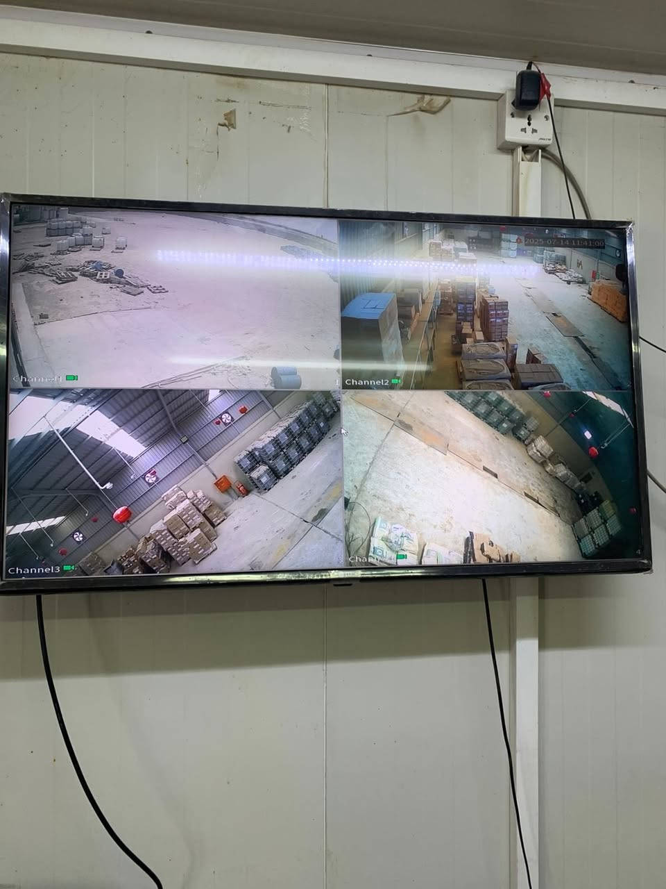 شوف نتيجة الشغل المتقن... مراقبة دقيقة

لمسافات بعيدة جدًا!
عملنا المتقن يضمن لك متابعة شاملة لكل زاوية من موقعك, حتى في المناطق الواسعة والبعيدة، وبأعلى مستوى من الدقة والاحترافية.
٢ تغطية واسعة • متابعة مستمرة 24/7 • عمل منظم ومحترف استثمر بأمانك واطمئن على موقعك مهما كان بعيد أو صعب الوصول.
اتصل وضمن مراقبة احترافية وراحة بالك!
***********
