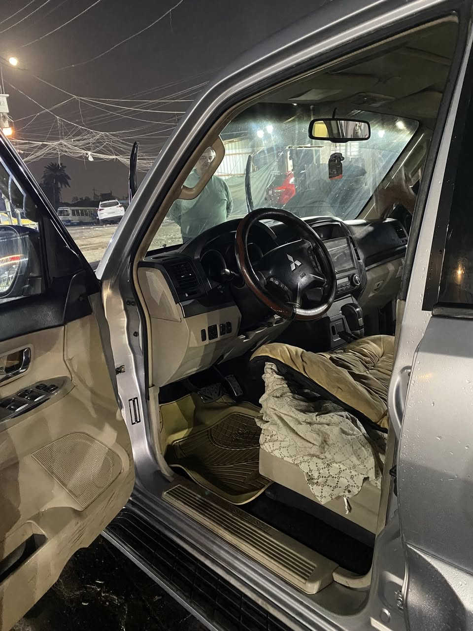 سلام عليكم للبيع بوجيرو 2009محرك 3500حبتور كشتات كهربائيه شاشه دمام السعر 127ورقه رقم الهاتف ***********
