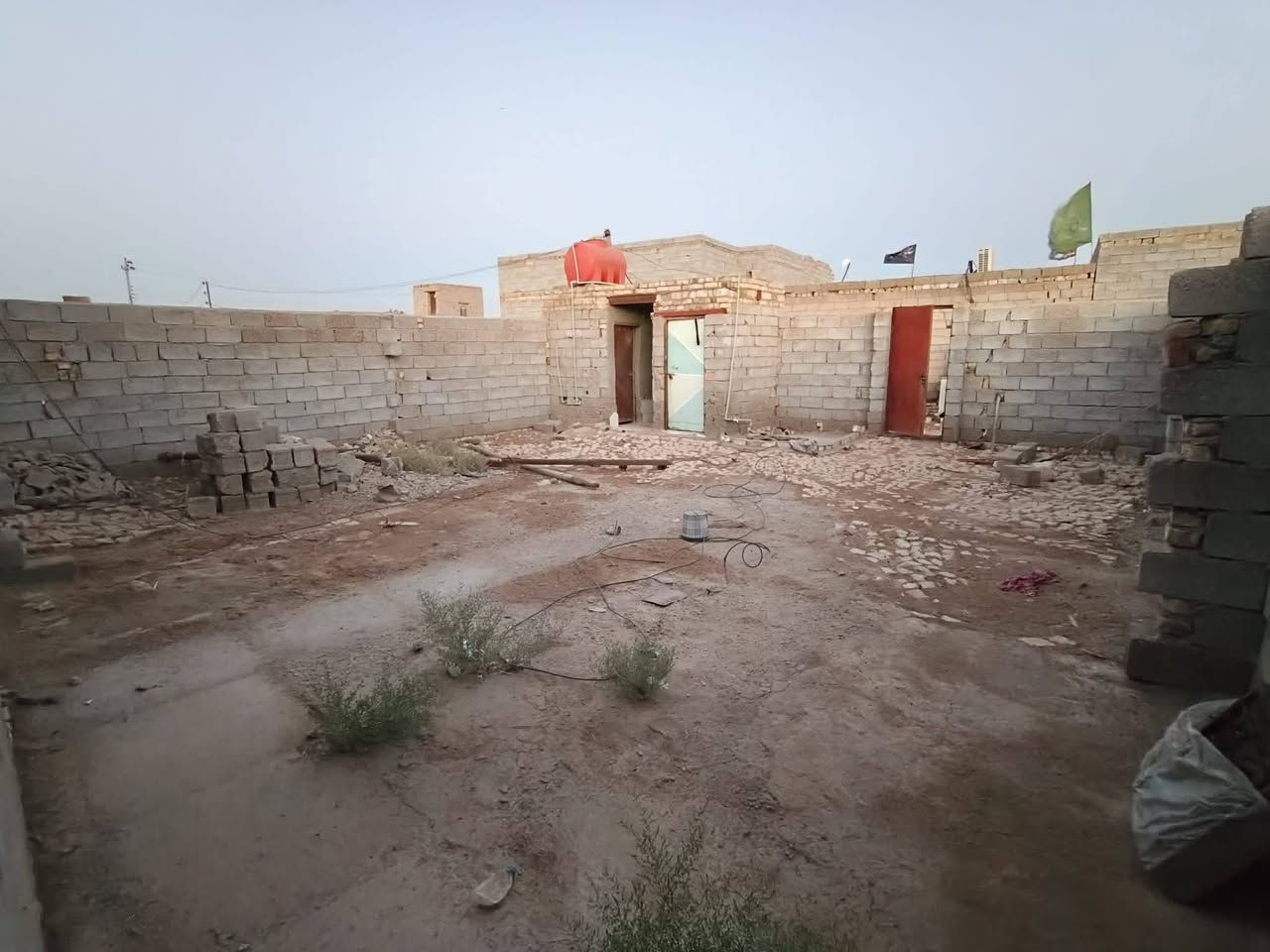 سلام عليكم
بيت للبيع مساحته 250 
متوفر بيه ماء وكهرباء 
وكلشي جاهز بي من خدمات 
المكان خلف ملعب توني 
طابو صرف 

يتكون من غرفه ومطبخ وصحيات جاهزات من ماء وكهرباء   
للاستفسار ***********

جماعه التصنيف بطلو سوالفكم هاي ولاحد يعلق
